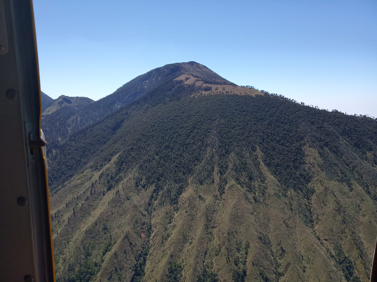Pemadaman kebakaran di Gunung Arjuno