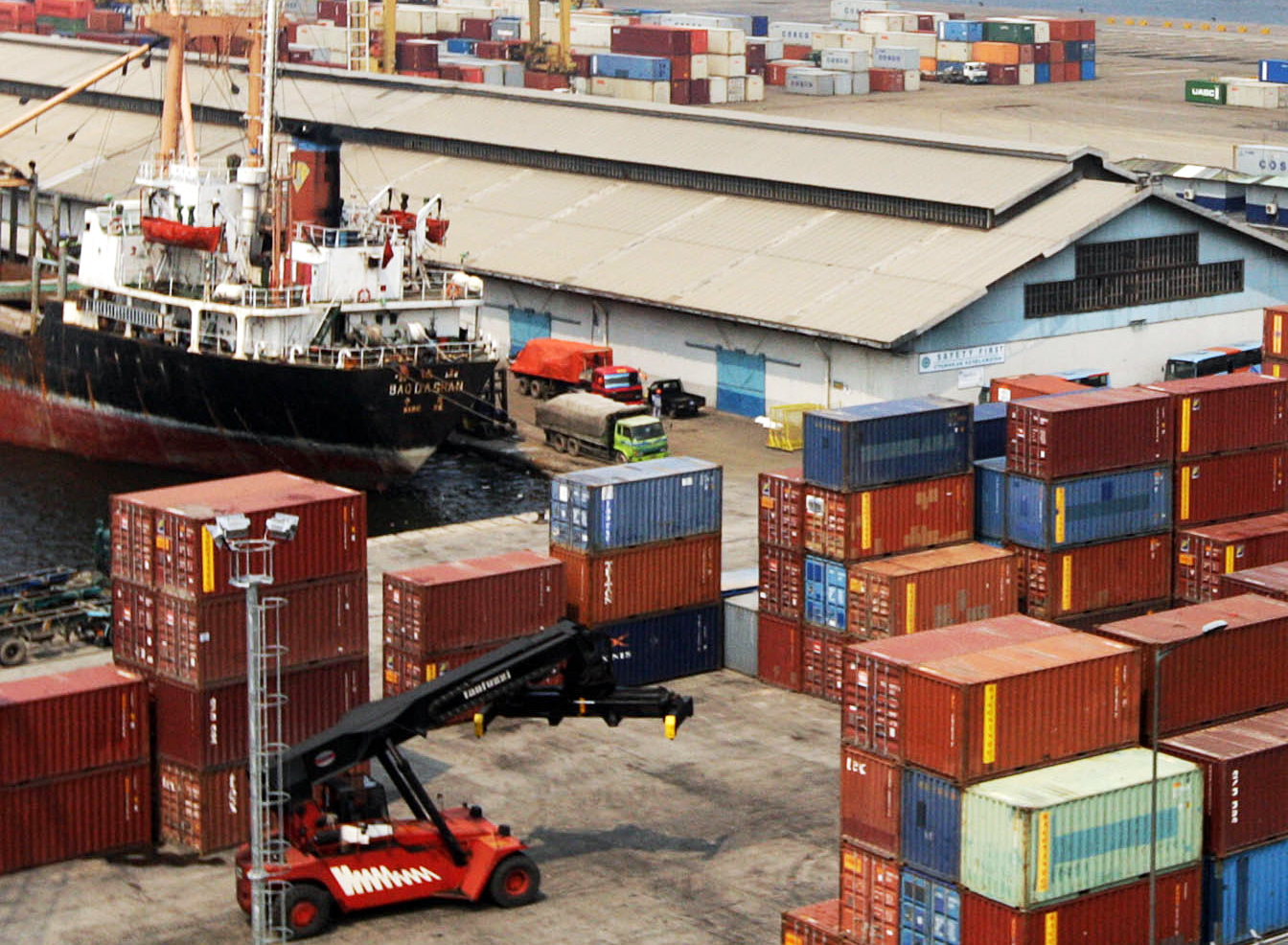  Suasana ekspor impor di terminal petikemas di pelabuhan Tanjung Priok, Jakarta
