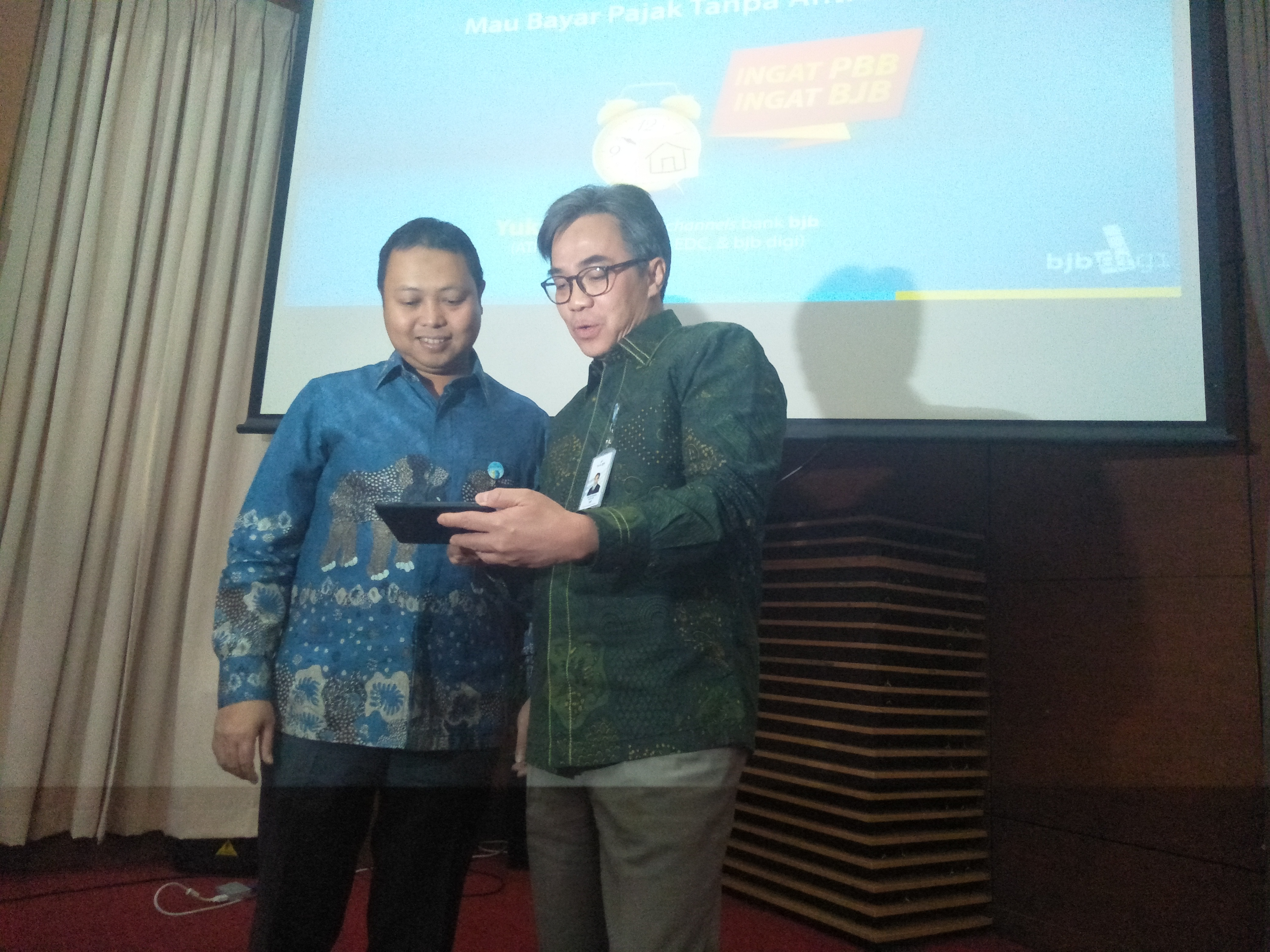 Direktur IT Bank BJB rio lanasier (kiri) dan direktur operasional Bank BJB tedi setiawan saat mengenalkan layanan fitur qr payment 