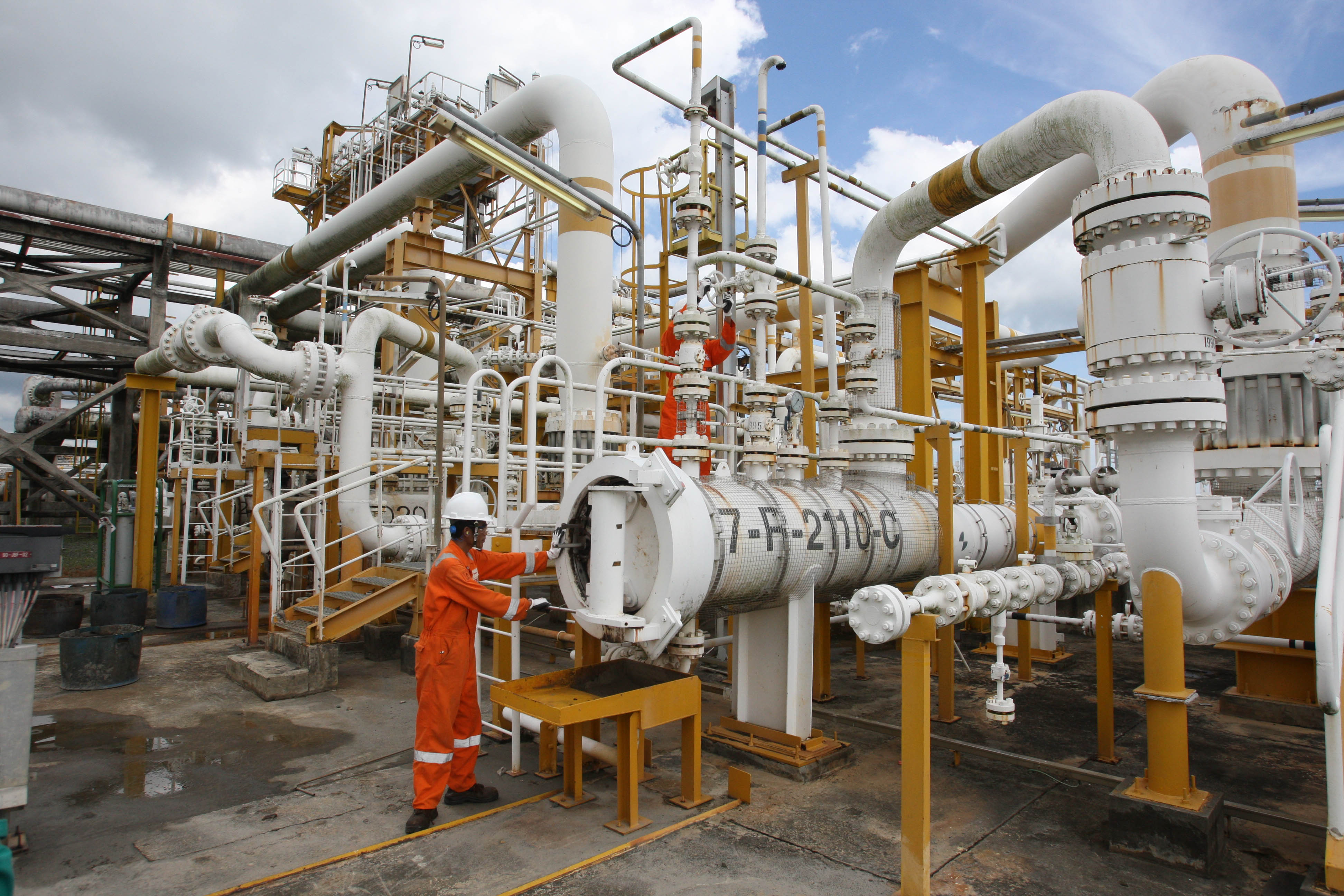  Pekerja beraktivitas di lokasi pengolahan migas Blok Mahakam, Kutai, Kalimantan Timur.