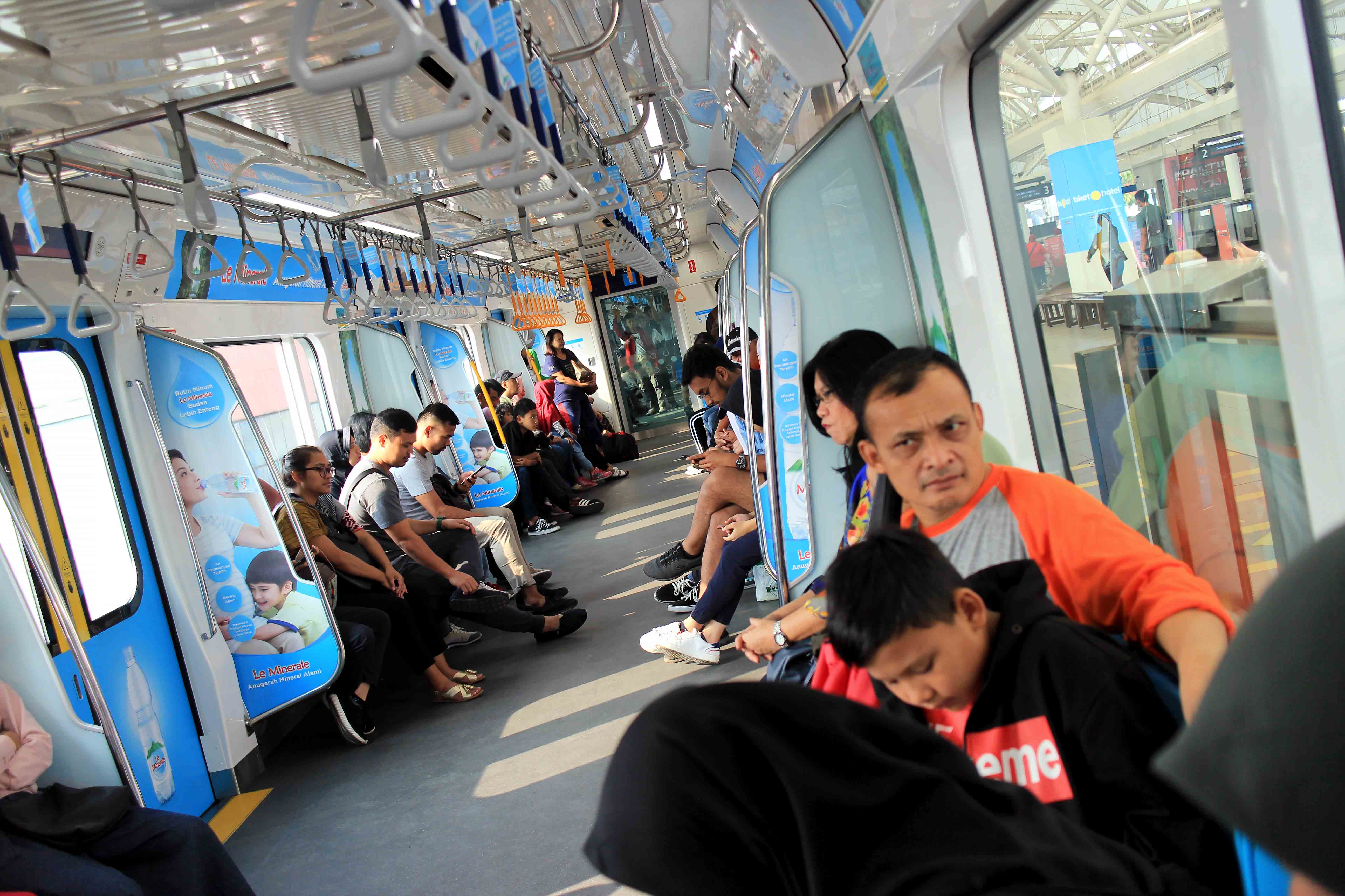 Penumpang MRT Jakarta