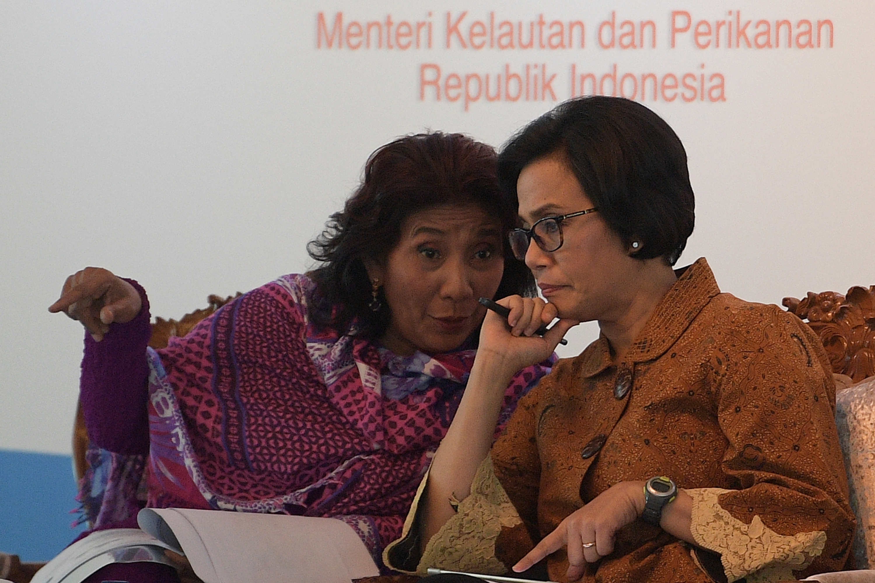Menteri Kelautan dan Perikanan Susi Pudjiastuti (kiri) berbincang dengan Menteri Keuangan Sri Mulyani