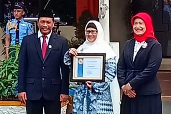  Kasubdit Abdimas dan KKN UBL, Putri Suryandari ST MArs (tengah), menerima penghargaan dari Kepala LL-Dikti Wilayah III Dr Illah Sailah.