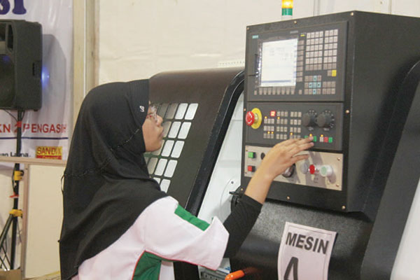 Siswa SMK sedang melakukan praktek kerja lapangan di sebuah industri