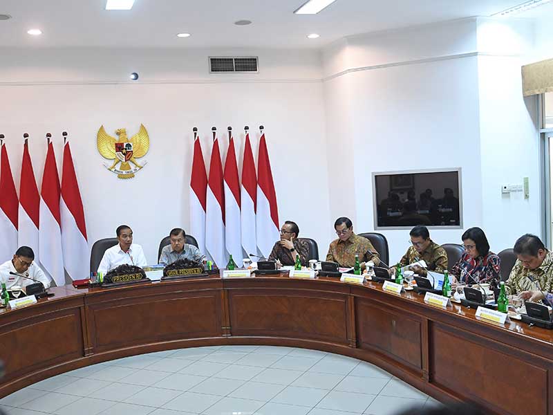 Presiden Joko Widodo didampingi Wapres Jusuf Kalla memimpin rapat kabinet terbatas di Kantor Presiden, Jakarta, Selasa (13/8/2019)