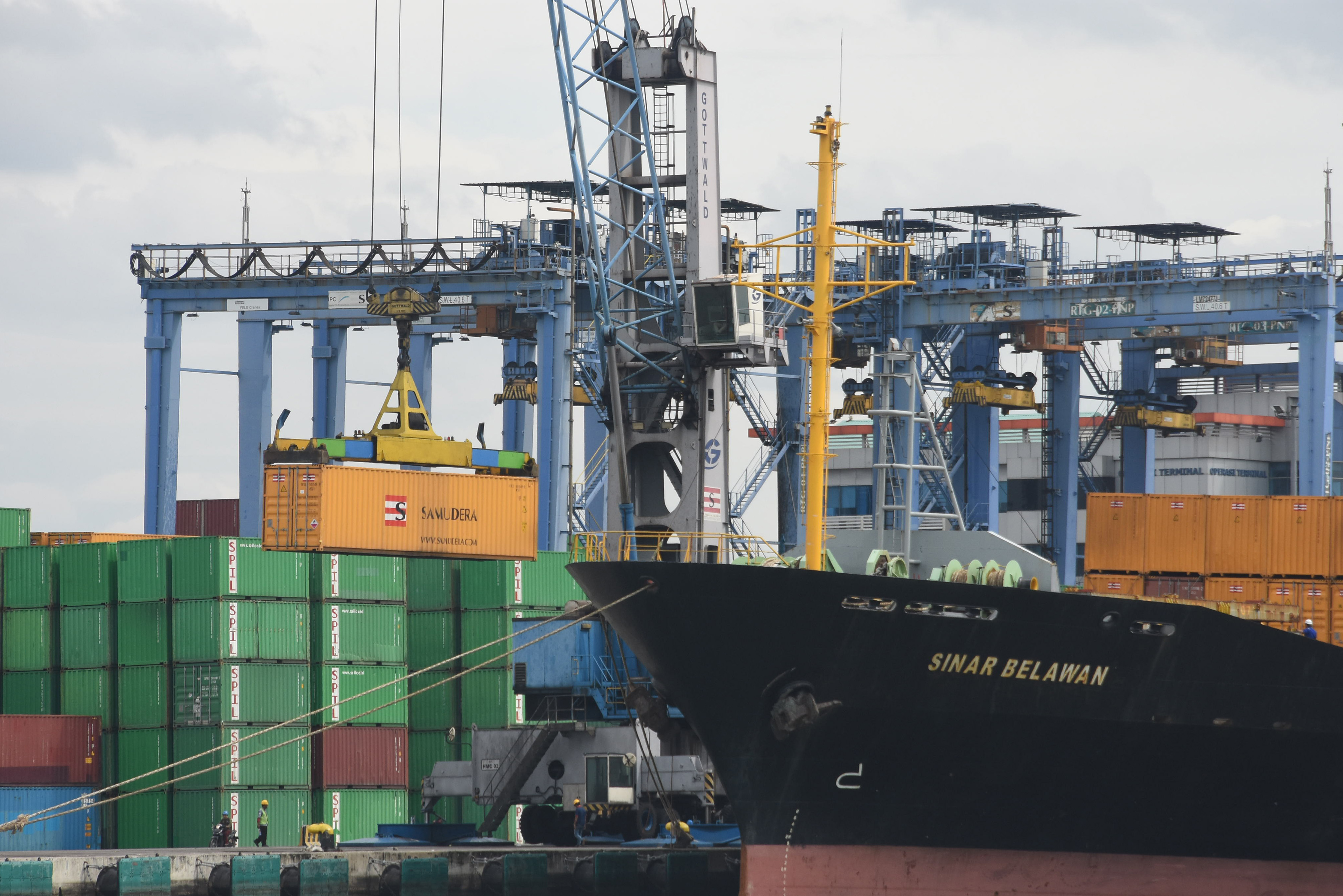 Suasana aktivitas bongkar muat peti kemas di Pelabuhan Tanjung Priok, Jakarta