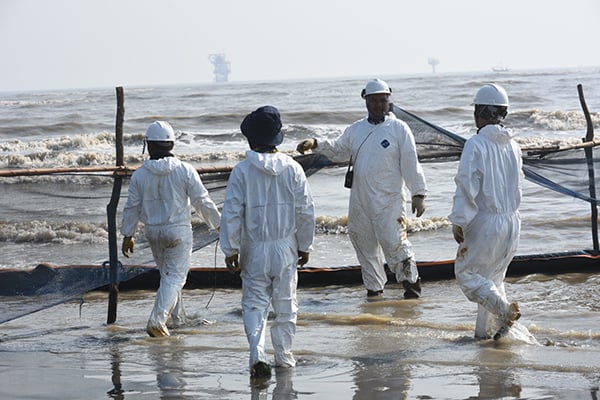 Tim Oil Spill Combat Team (OSCT) menarik Oil Boom SL 25 untuk dipasang di beberapa titik strategis di Pantai Sedari, Karawang