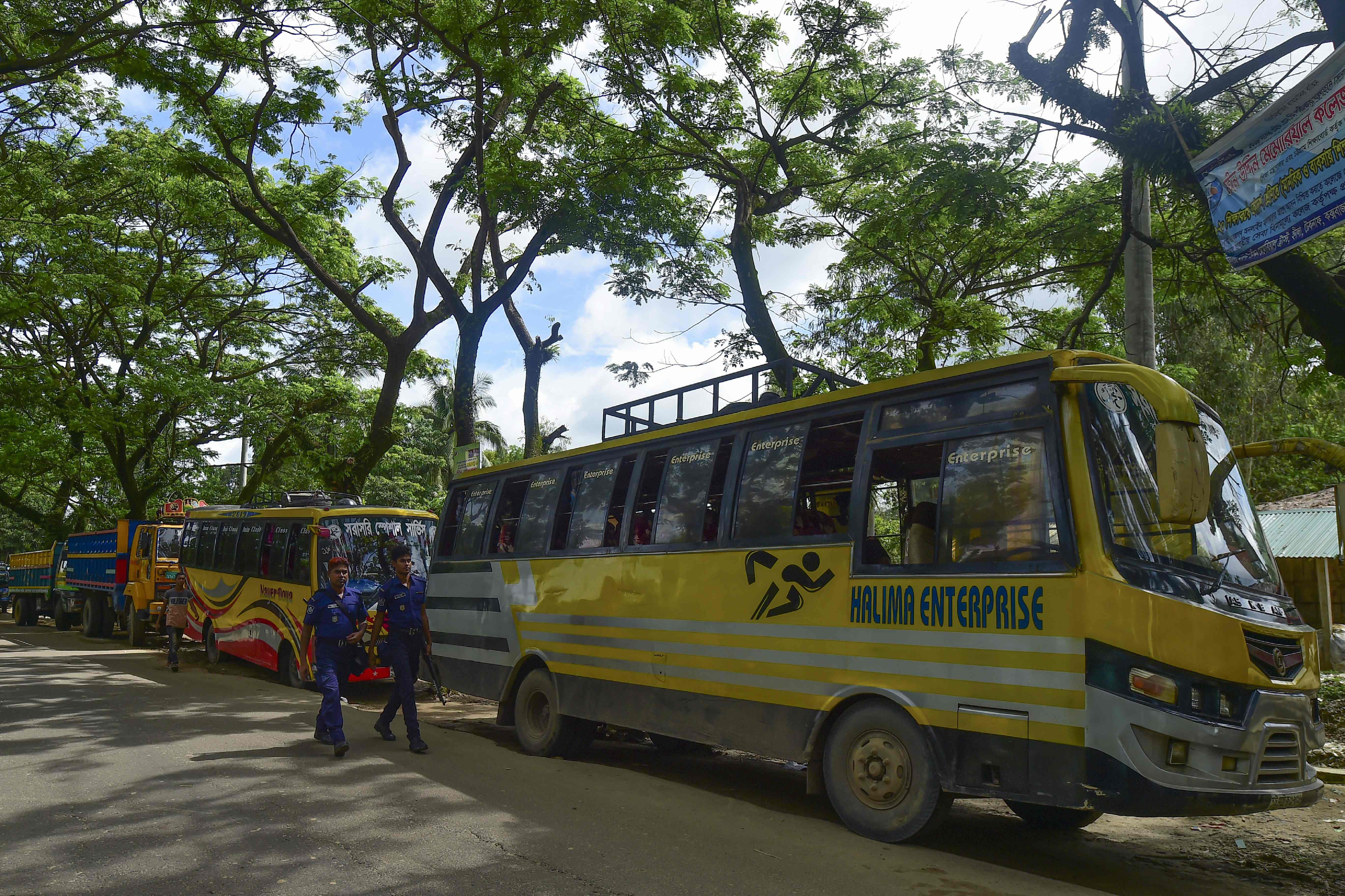 Bus-bus yang akan dipakai untuk merepatriasi pengungsi Rohingya ke Myanmar