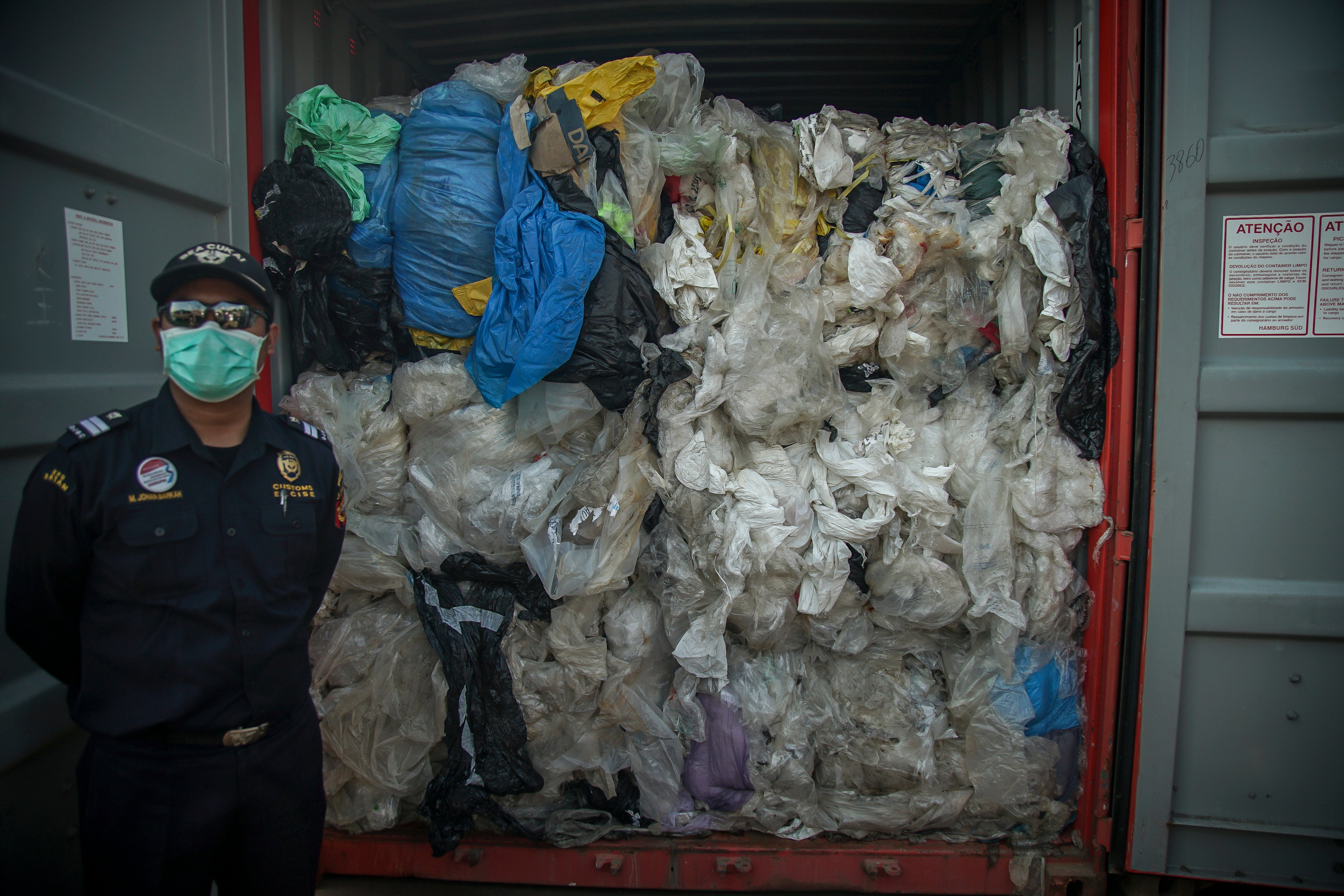 Kontainer sampah plastik yang mengandung limbah yangakan di re-ekspor ke negara asal di Pelabuhan Batu Ampar, Batam.