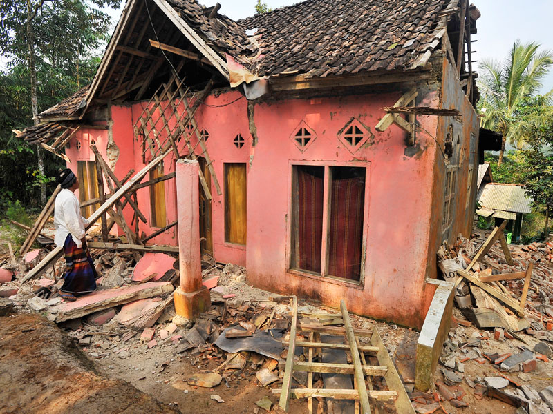 Warga memeriksa rumahnya yang rusak akibat diguncang gempa di Kampung Karoya, Mandalawangi, Pandeglang, Banten.