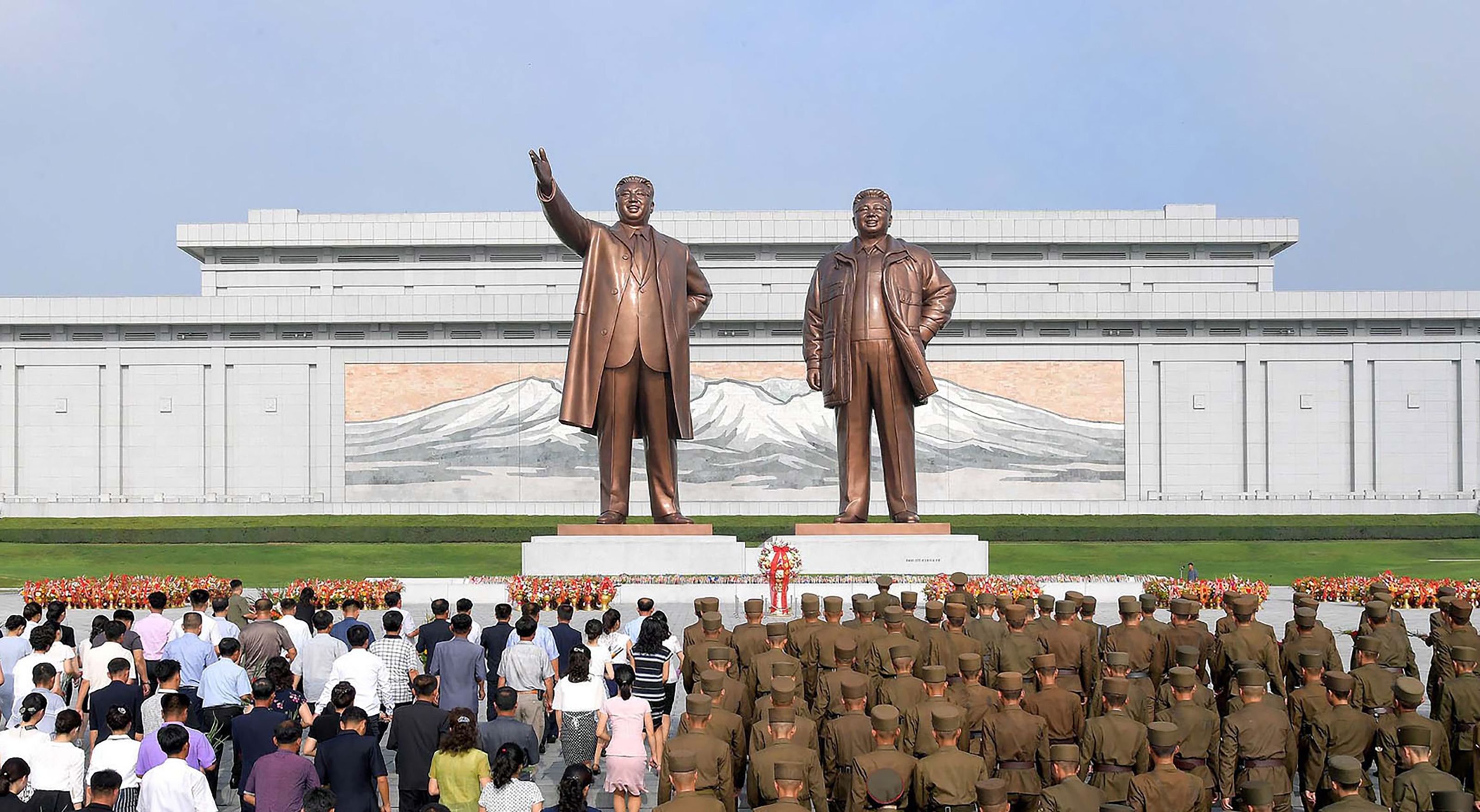 Monumen Kim Il-sung dan Kim Jong-il di Korut.