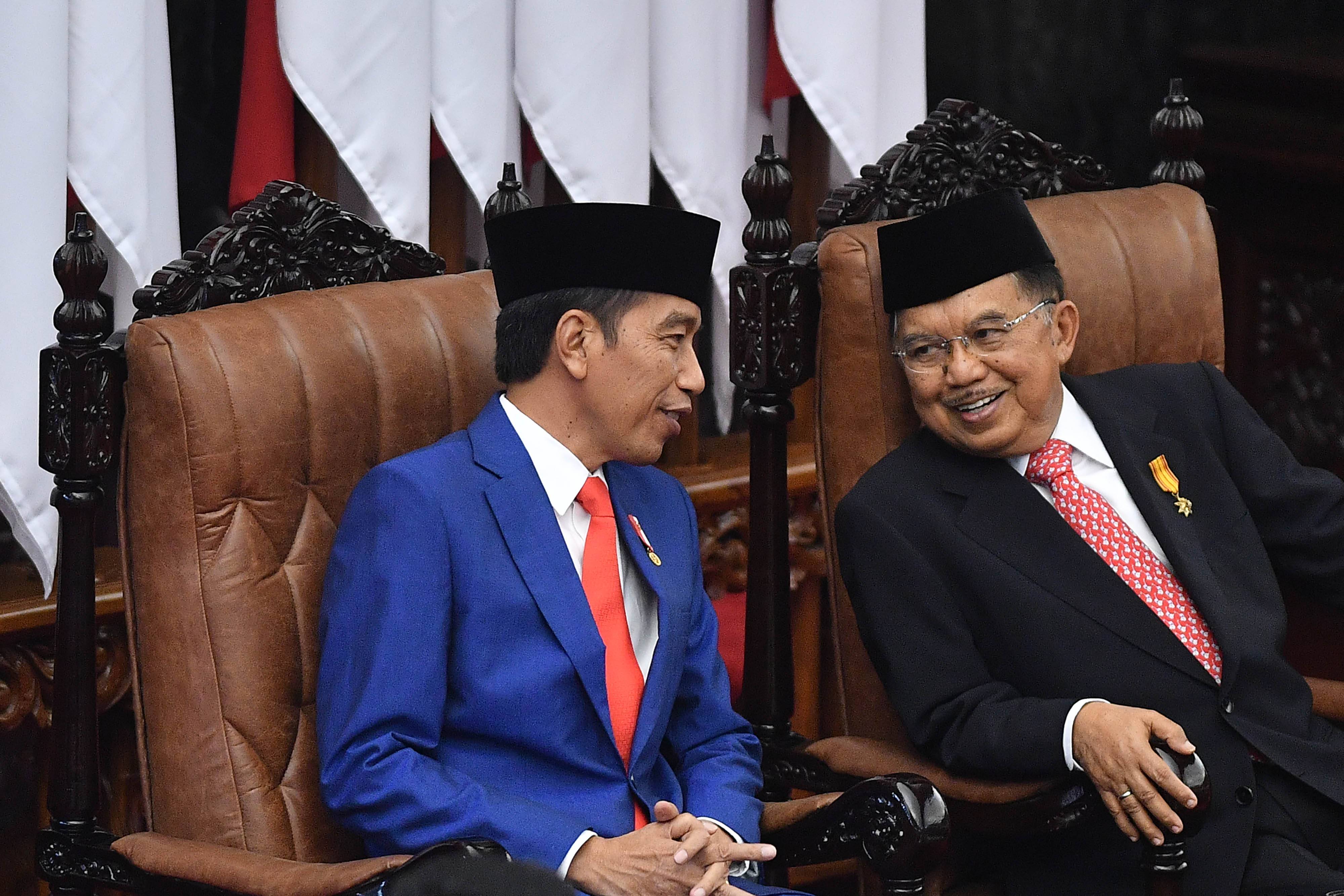 Presiden Joko Widodo (kiri) dan Wapres Jusuf Kalla menghadiri sidang Paripurna DPR yang beragendakan penyampaian RUU tentang APBN 2020