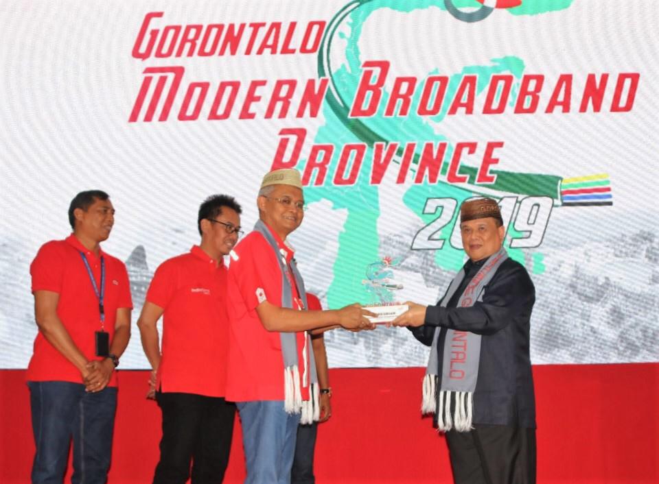Direktur Network & IT Solution Telkom Zulhelfi Abidin (ketiga dari kiri) menyerahkan cinderamata kepada Wagub Provinsi Gorontalo Idris Rahim