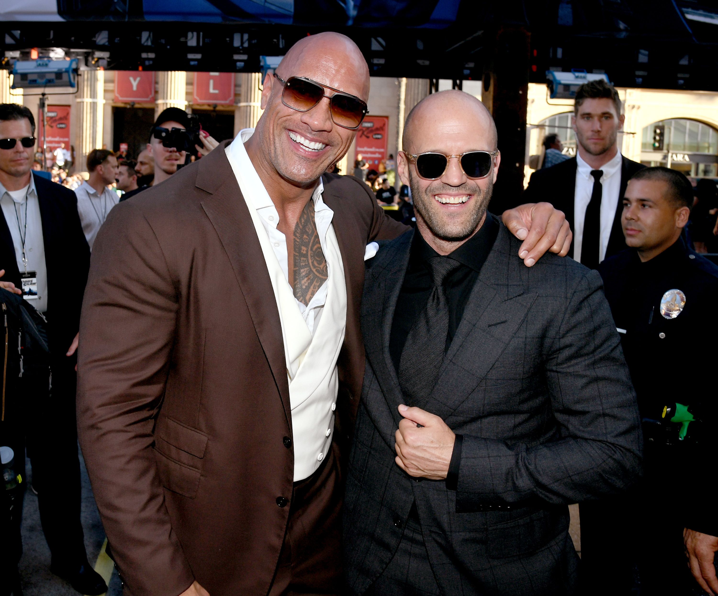 Duet pemeran film Hobbs & Shaw, Dwayne Johnson (kiri) dan jason Statham