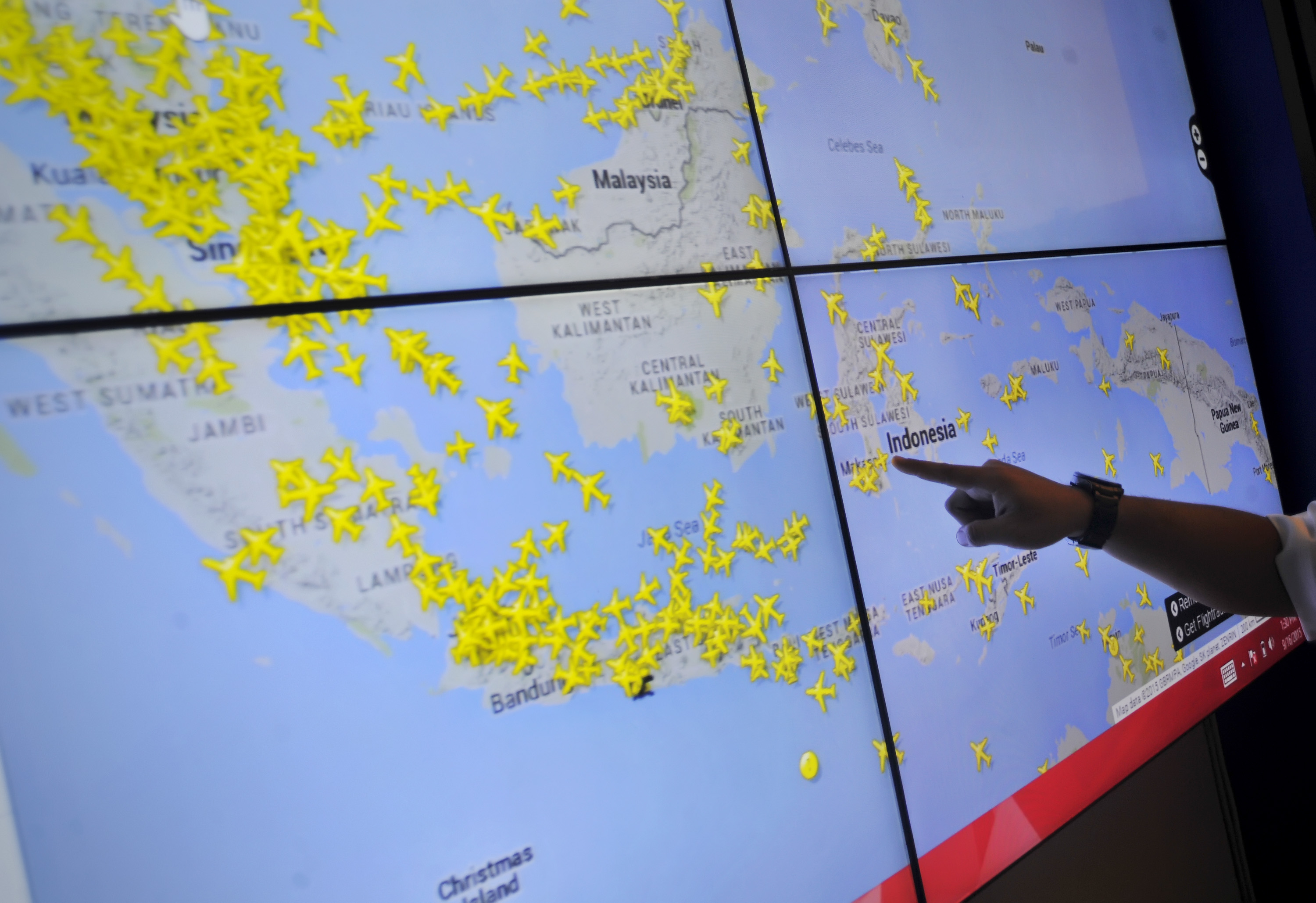  Petugas menunjukkan kondisi 'real time' lalu lintas ruang udara Indonesia dengan aplikasi flight radar 24 milik Airnav Indonesia.