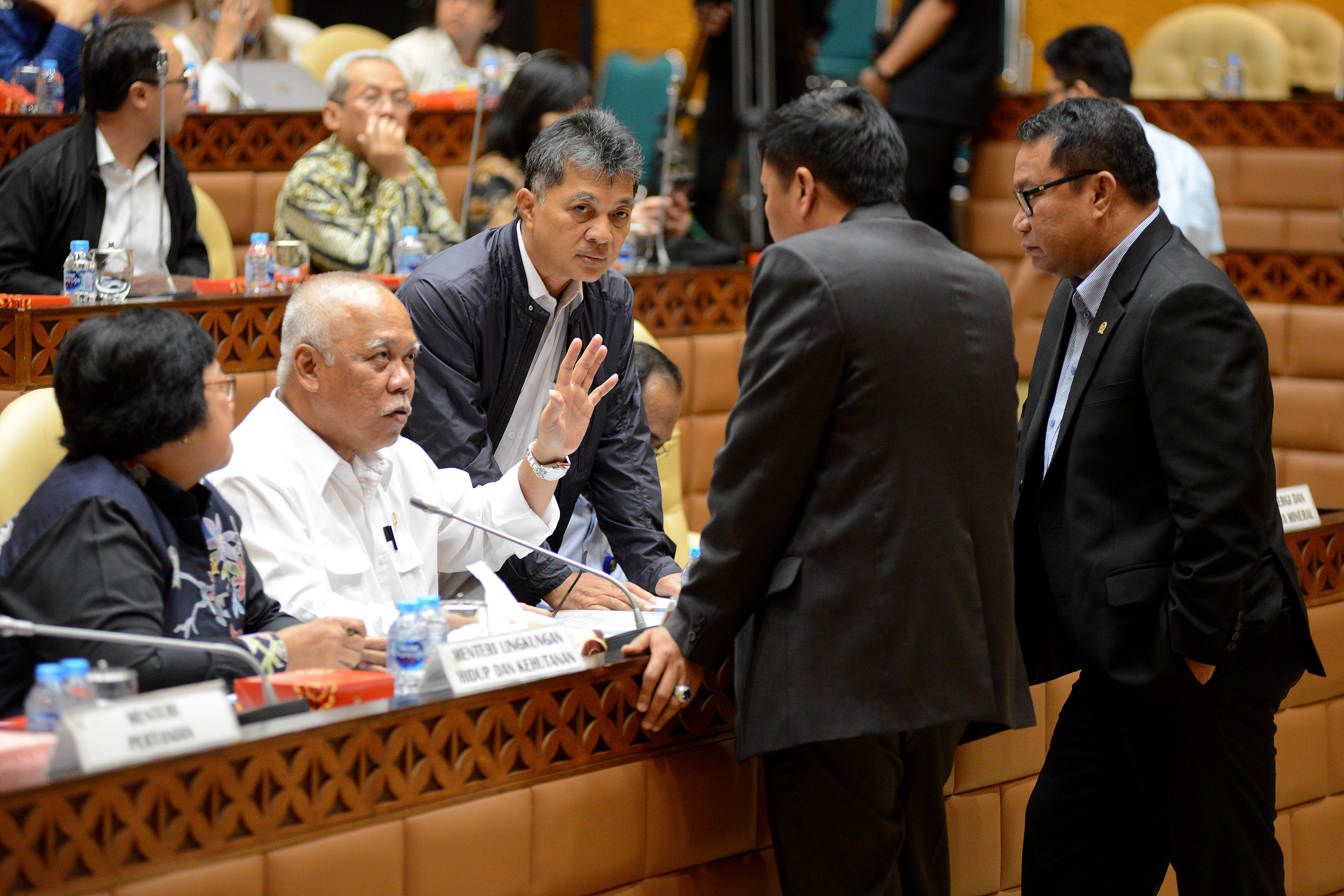 Menteri PU-Pera Basuki Hadimuljono (baju putih) di Raker bersama DPR