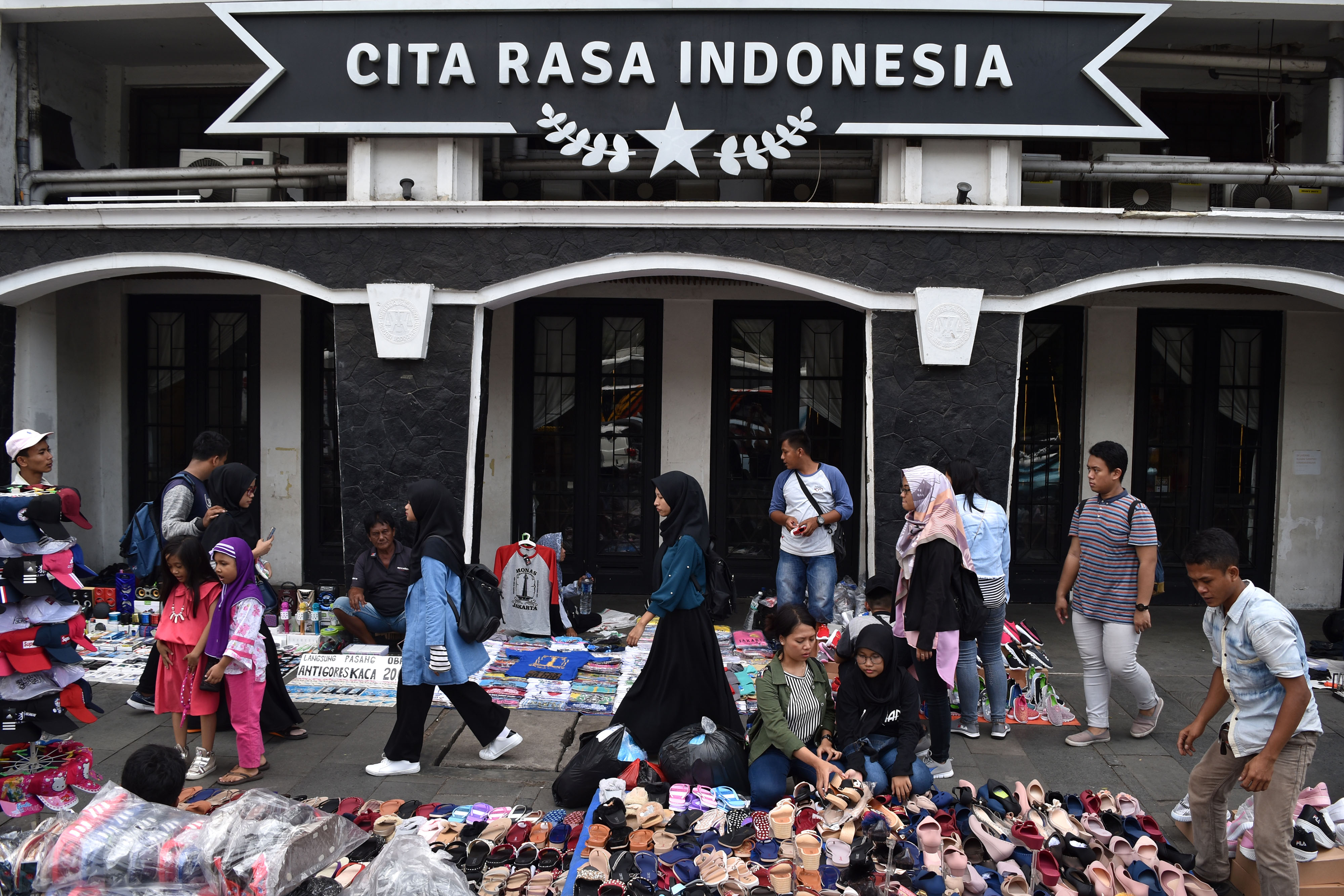 PKL BERJUALAN DI TROTOAR KOTA TUA JAKARTA