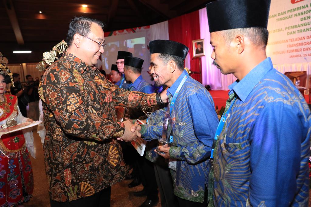 Mendes dan PDTT Eko Putro Sandjojo memberikan penghargaan kepada para transmigran teladan tingkat nasional di Jakarta, Kamis (15/8)