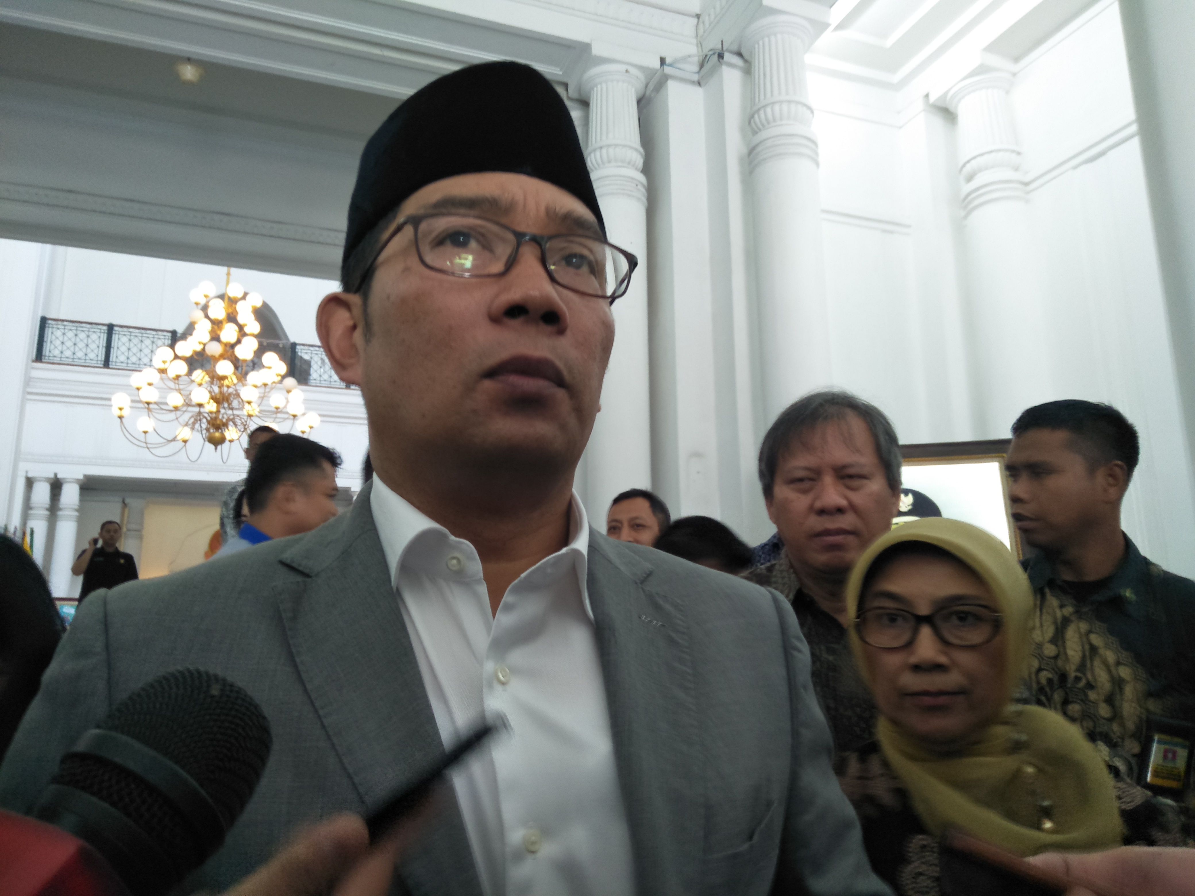Gubernur Jabar Ridwan Kamil merencanakan memindahkan ibu kota Jabar. Namun DPRD menilai wacana itu belum pernah dibahas. 