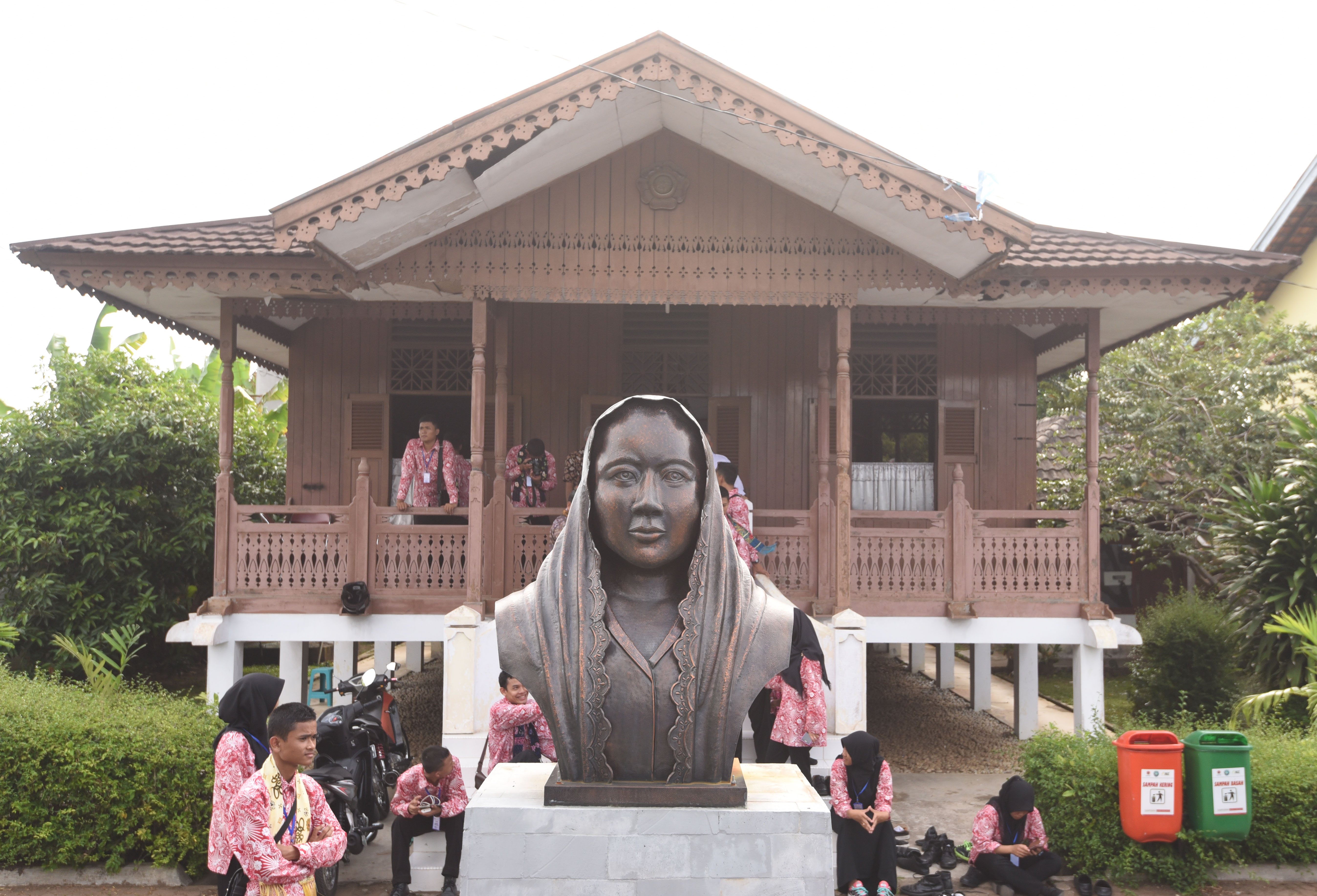 Sejumlah siswa mengunjungi kediaman keluarga istri Presiden Pertama RI Soekarno, Fatmawati, di Bengkulu, beberapa waktu silam.