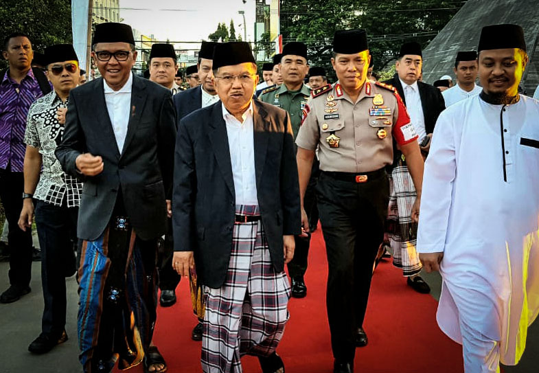 Wakil Presiden Jusuf Kalla (tengah) akan menjalankan Salat Idul Adha