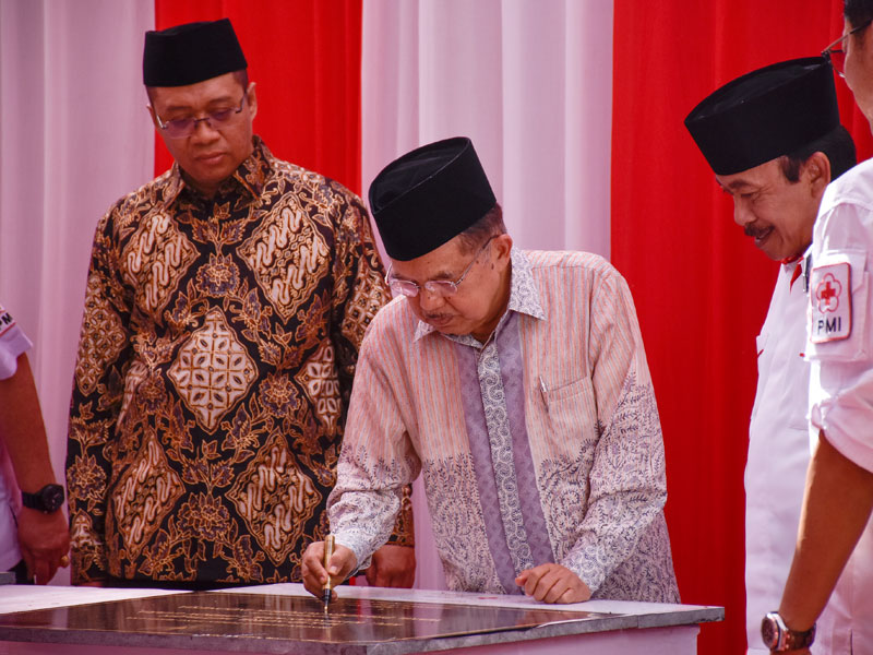 Wapres Jusuf Kalla disaksikan Gubernur NTB Zulkieflimansyah (kiri) dan Ketua PMI NTB Ridwan Hidayat (kanan) menandatangani prasasti.