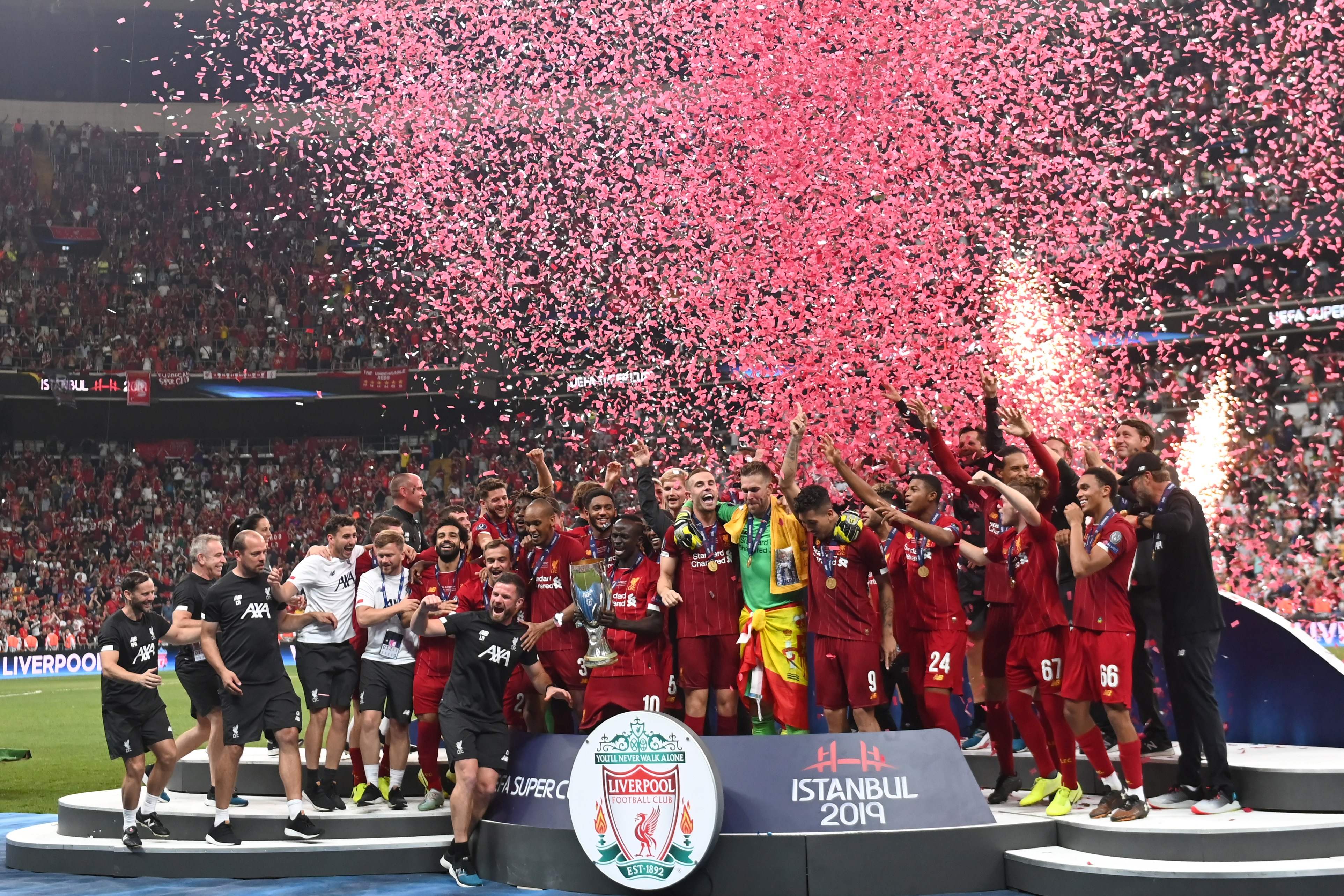 Para pemain Liverpool merayakan keberhasilan mereka menjadi juara Piala Super Eropa.