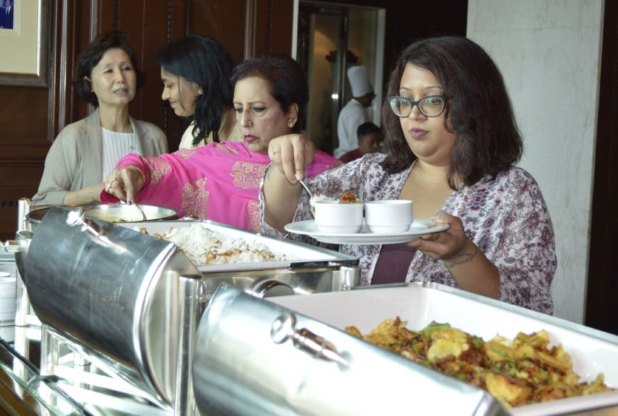 Para Dubes menikmati sajian yang dibuat keempat Chef dan sampai ada yang menambah hingga beberapa kali.  