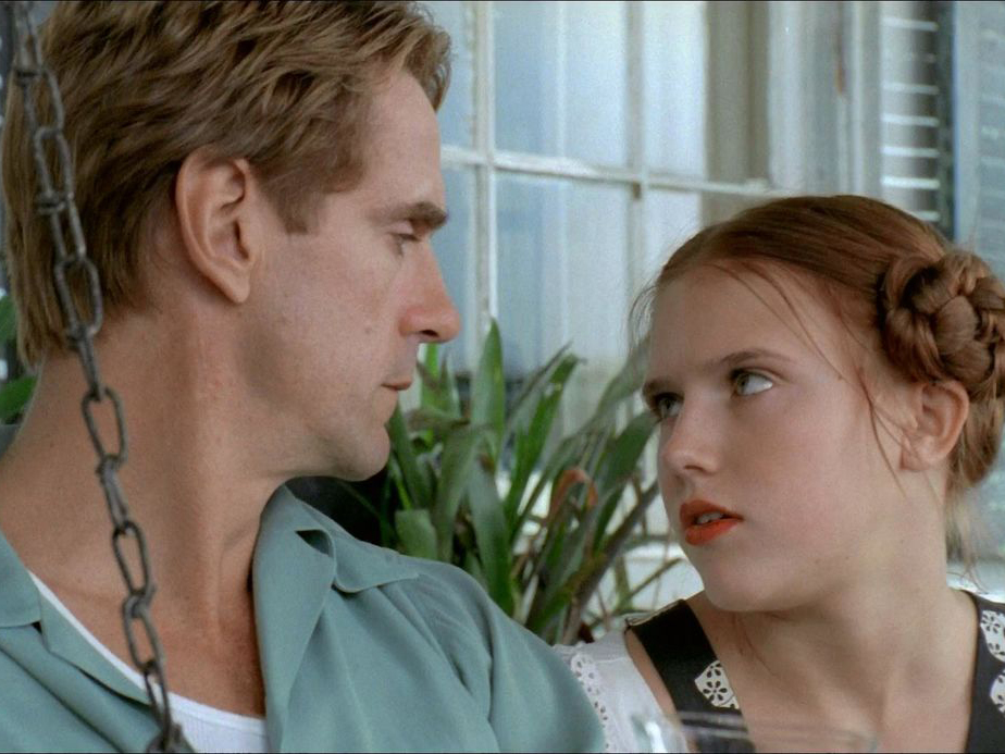 Adegan film Lolita (1996) yang dibintangi Jeremy Irons dan Dominique Swain.
