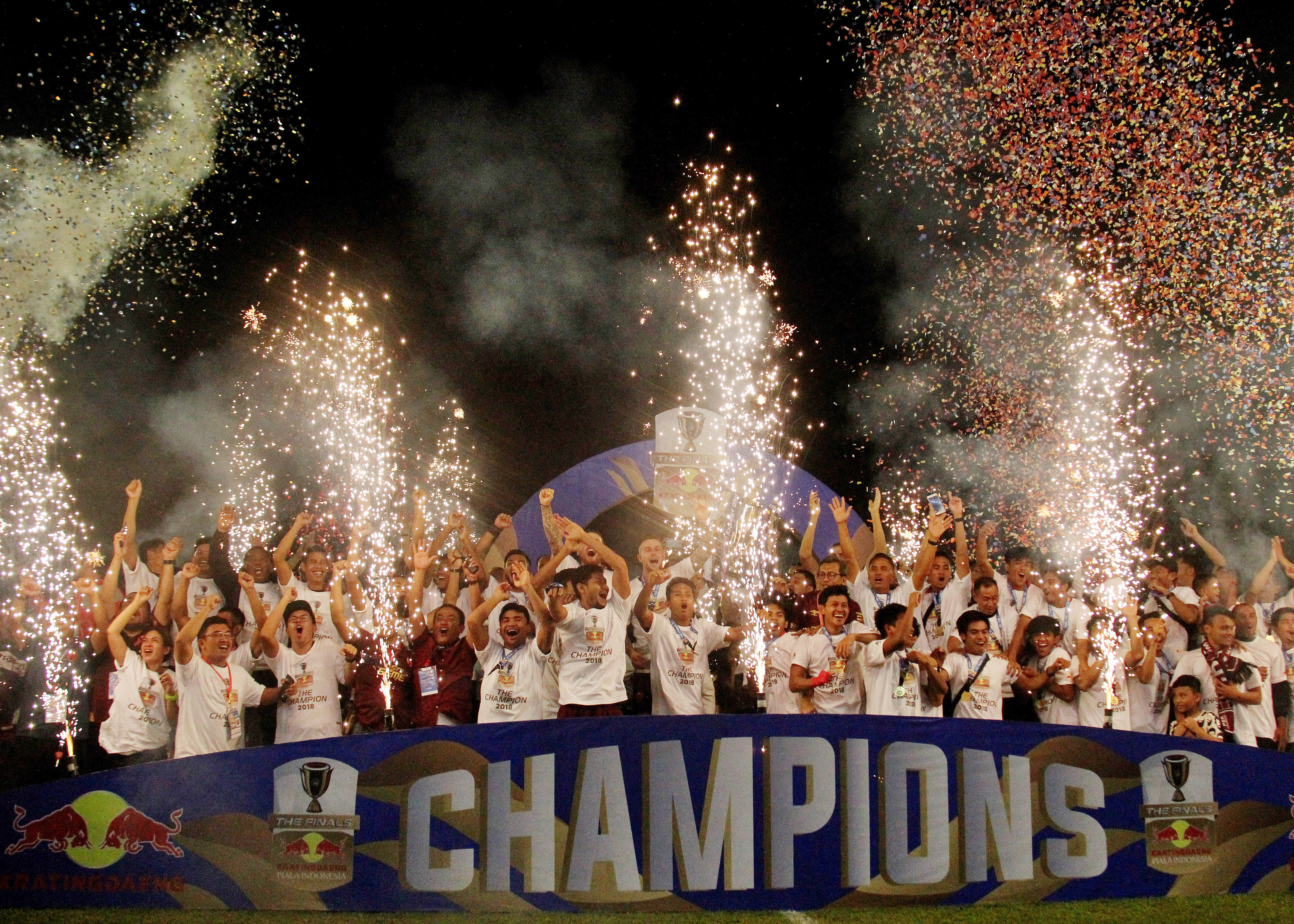 Pesepakbola dan official PSM Makassar berselebrasi juara Piala Indonesia 2019, di Stadion Andi Mattalatta, Makassar, Sulsel.  