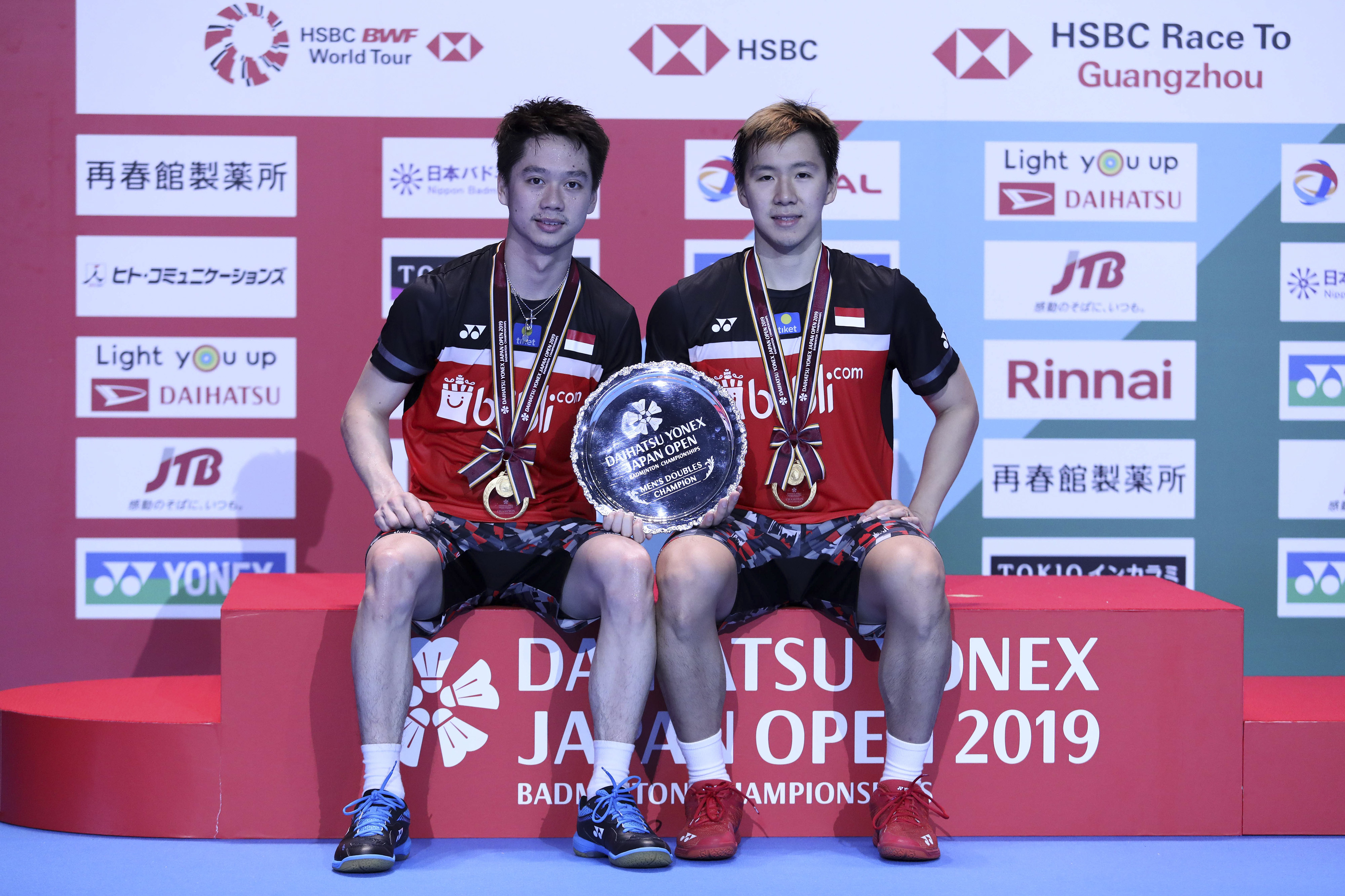  Ganda putra Indonesia Kevin Sanjaya Sukamuljo (kiri) dan Marcus Fernaldi Gideon menunjukan piagam di podium 