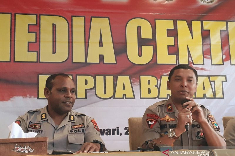 Kapolda Papua Barat Brigjen Polisi Herry Rudolf Nahak (kanan) memberikan keterangan di Manokwari, Jumat (23/8/2019). 