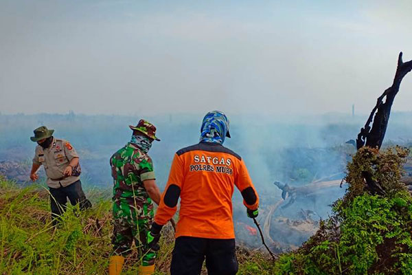 Petugas gabungan Satgas Karhutla yang terdiri dari TNI, Polri, Manggala Agni, BPBD dan BNPB serta Masyarakat Peduli Api (MPA) terus menerus 
