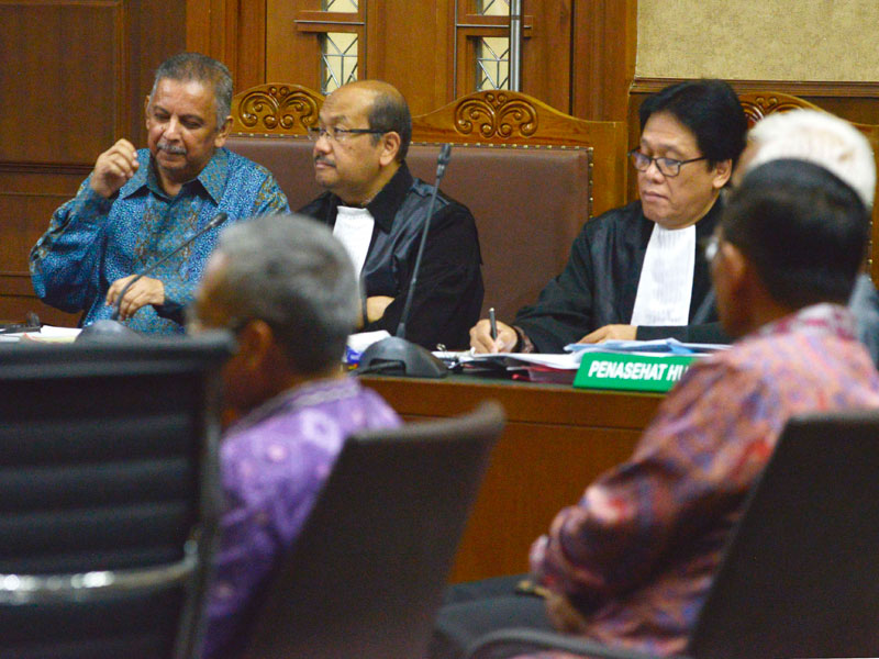 Terdakwa kasus suap proyek PLTU Riau-1 mantan Direktur Utama PLN Sofyan Basir (kiri) mendengarkan ketrangan saksi-saksi .
