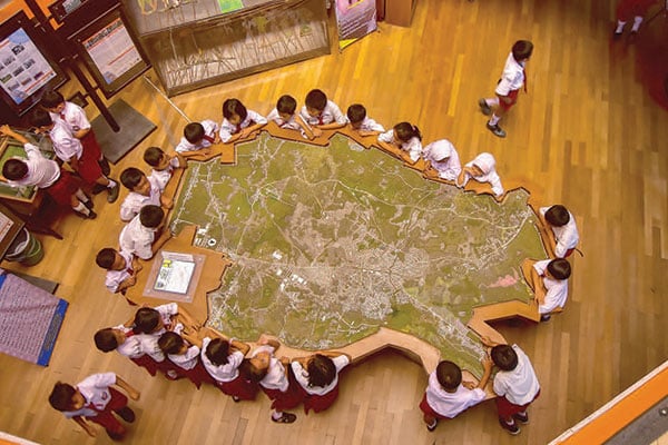 Sejumlah siswa sedang mengikuti prose beljar di dalam kelas