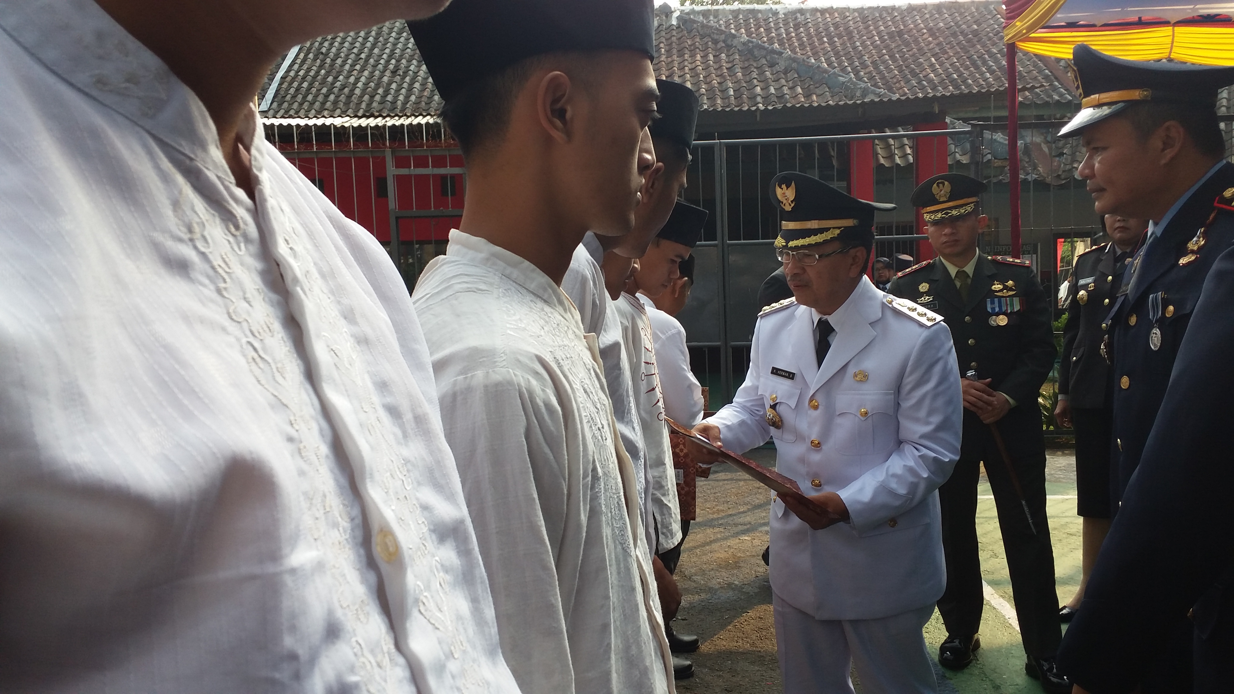 Plt Bupati Cianjur, Herman Suherman, secara simbolis memberikan SK remisi kepada warga binaan di Lapas Kelas II B Cianjur, Sabtu (17/8).