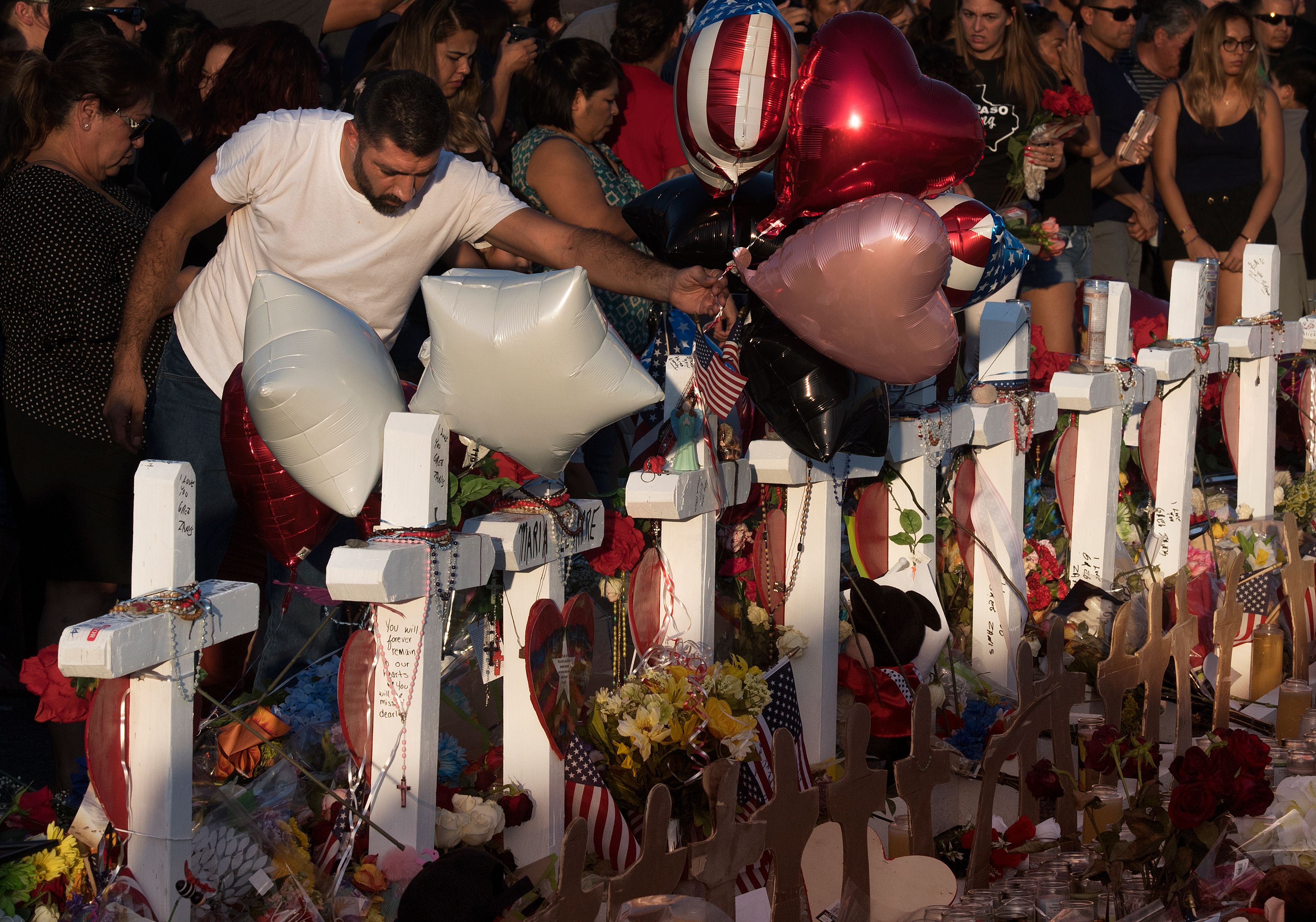 Warga El Paso berdoa untuk para korban penembakan massal di kota tersebut.