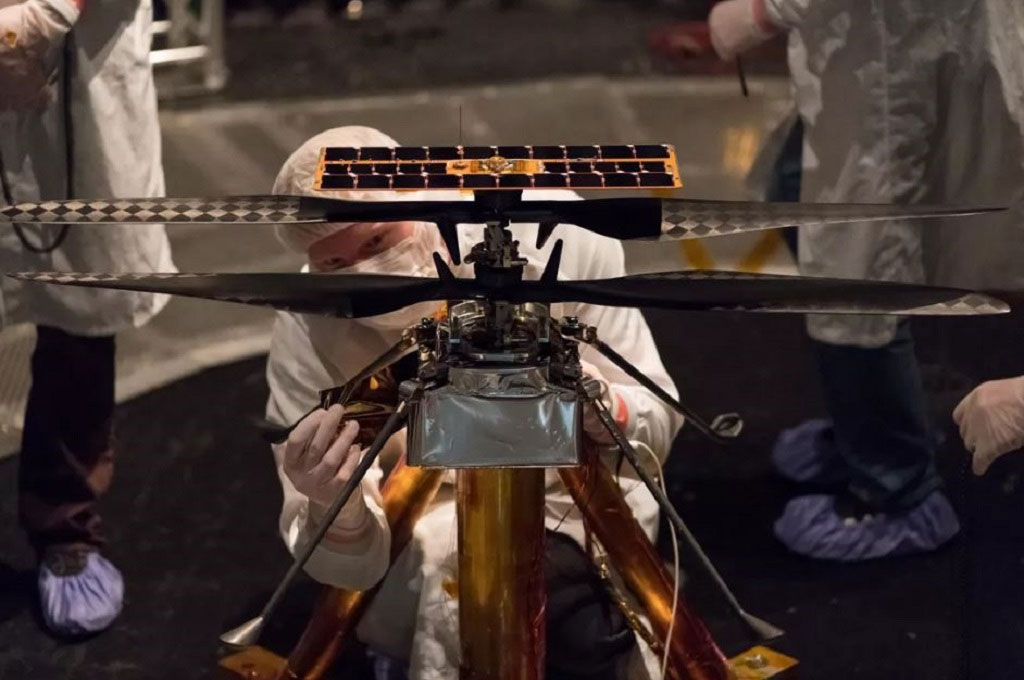 NASA berhasil memasangkan helikopter ke Mars Rover 2020.