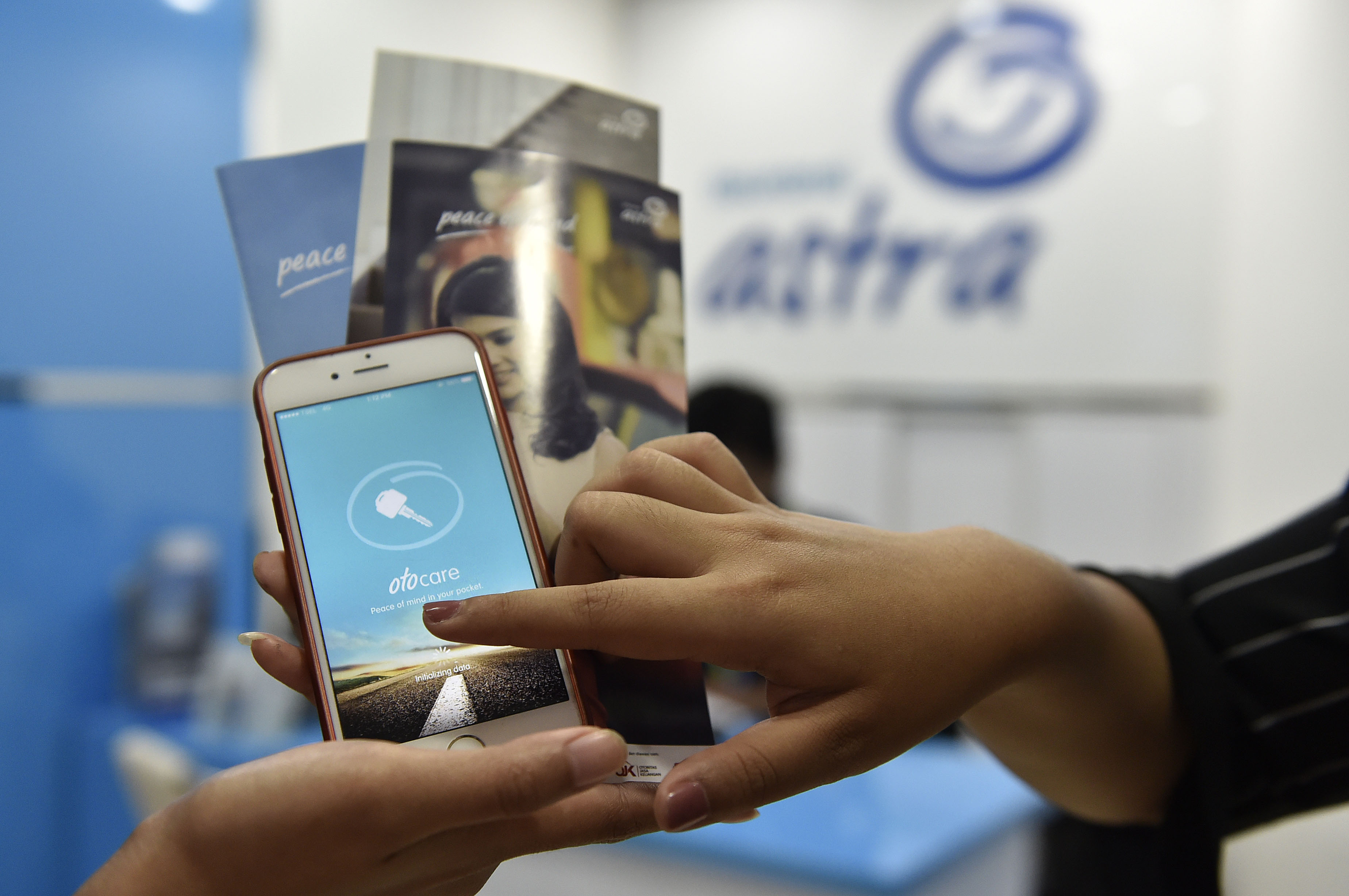 Petugas menyampaikan informasi kepada pelanggan tentang layanan Garda Mobile Otocare di Garda Center, Kota Kasablanka