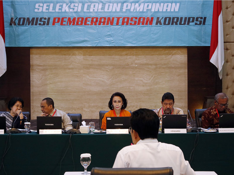 Ketua Pansel Capim KPK Yenti Garnasih (tengah) didampingi anggota pansel memimpin tes wawancara dan uji publik Capim KPK periode 2019-2023. 