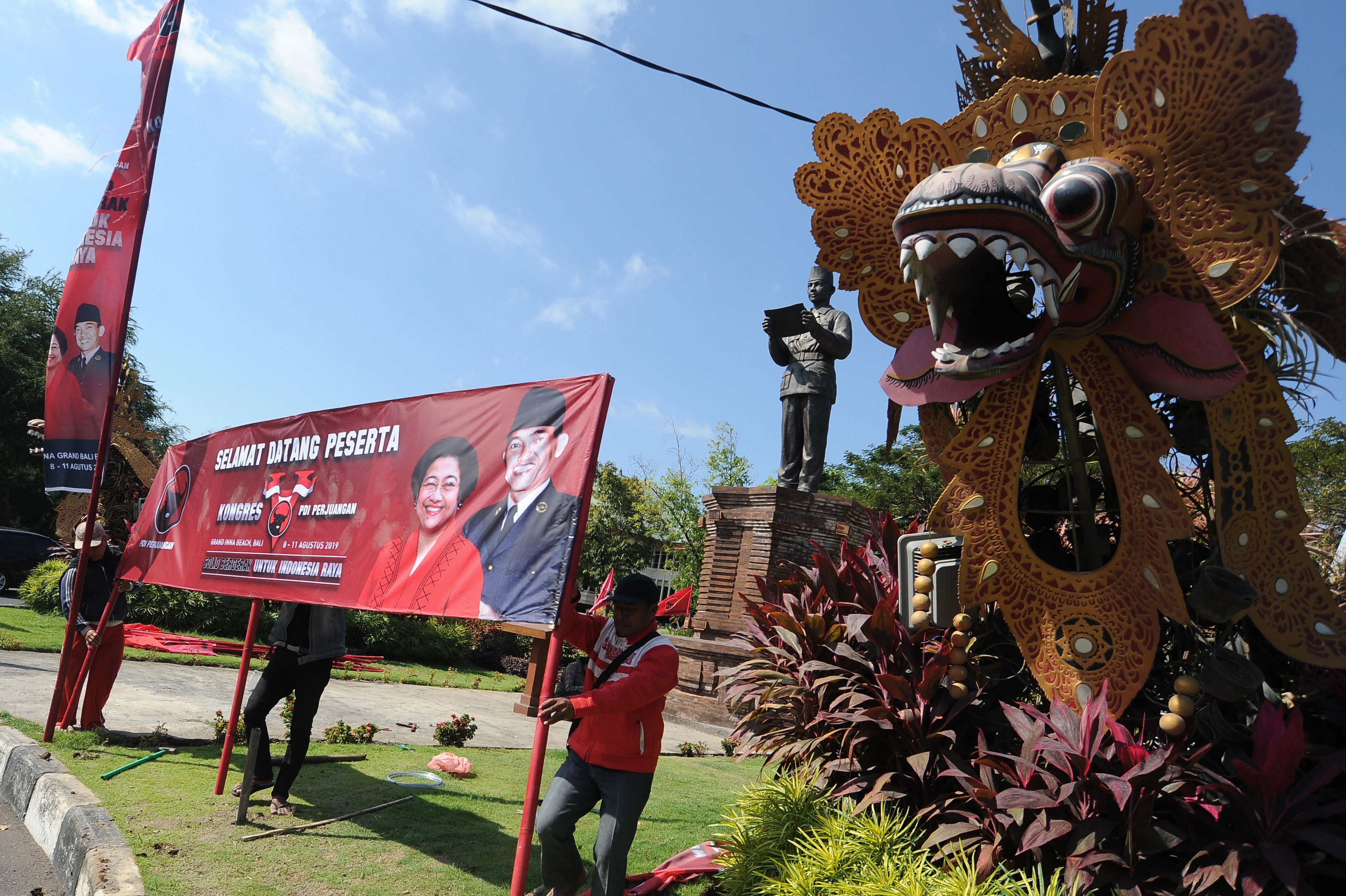 Persiapan Kongres PDIP: Pekerja memasang atribut partai PDI Perjuangan di kawasan Renon, Denpasar, Bali, Rabu (31/7).