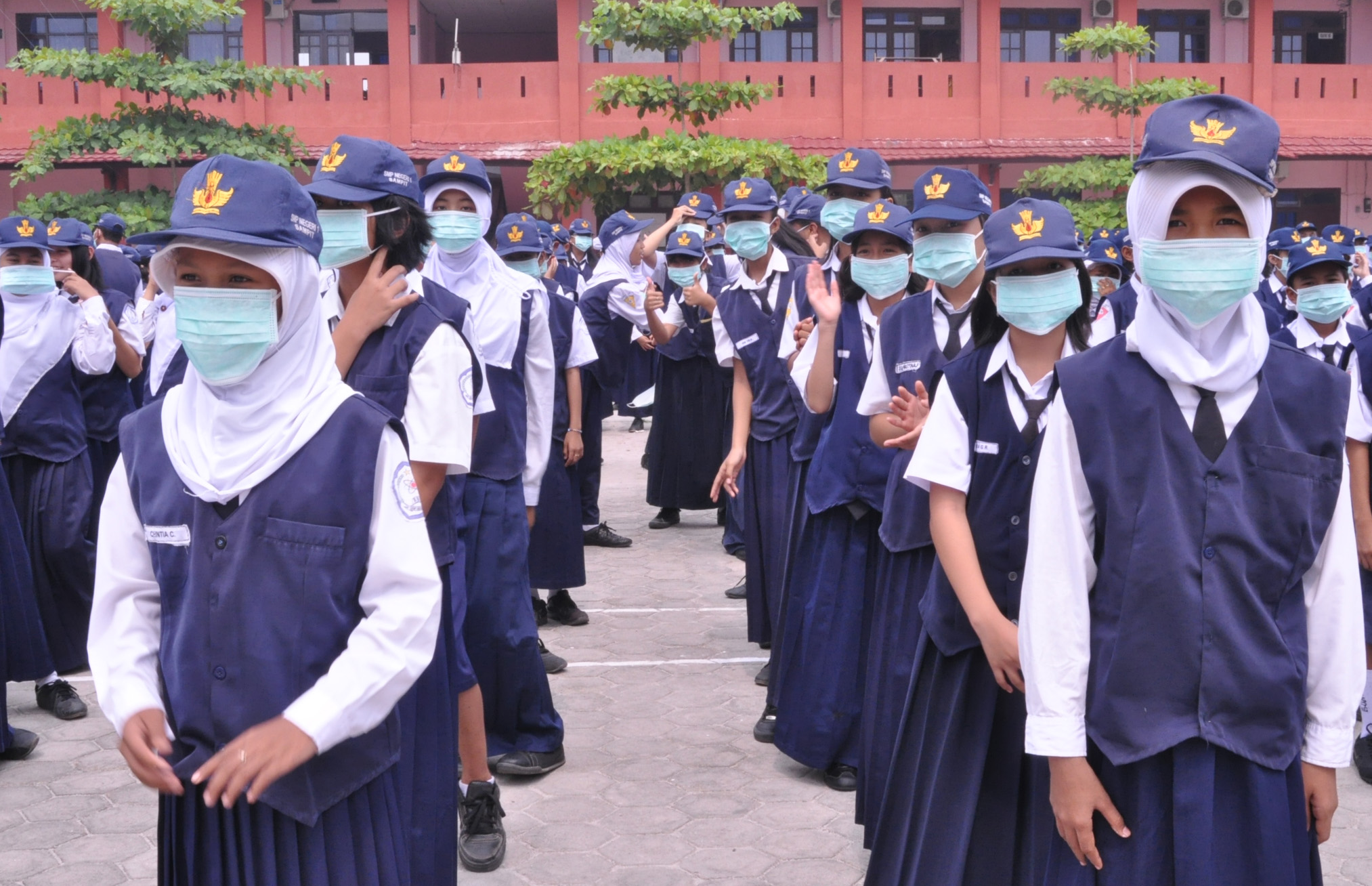 Ratusan siswa SMPN-1 Sampit, Kab. Kotawaringin Timur, Kalteng, mengenakan masker untuk menghindari kabut asap.