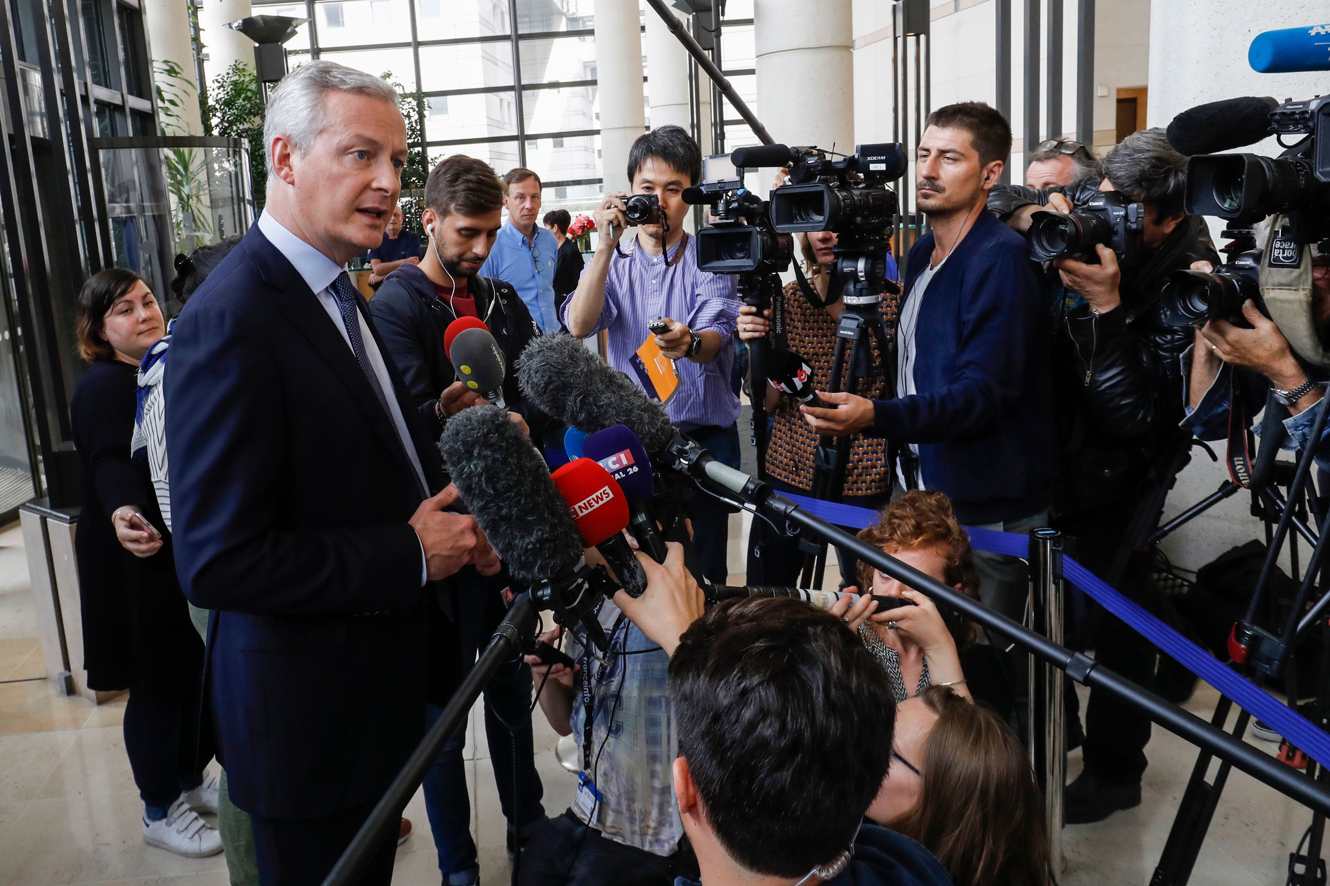 Menlu Prancis Bruno Le Maire memberi penjelasan kepada wartawan tentang pajak digital terhada GAFA.  