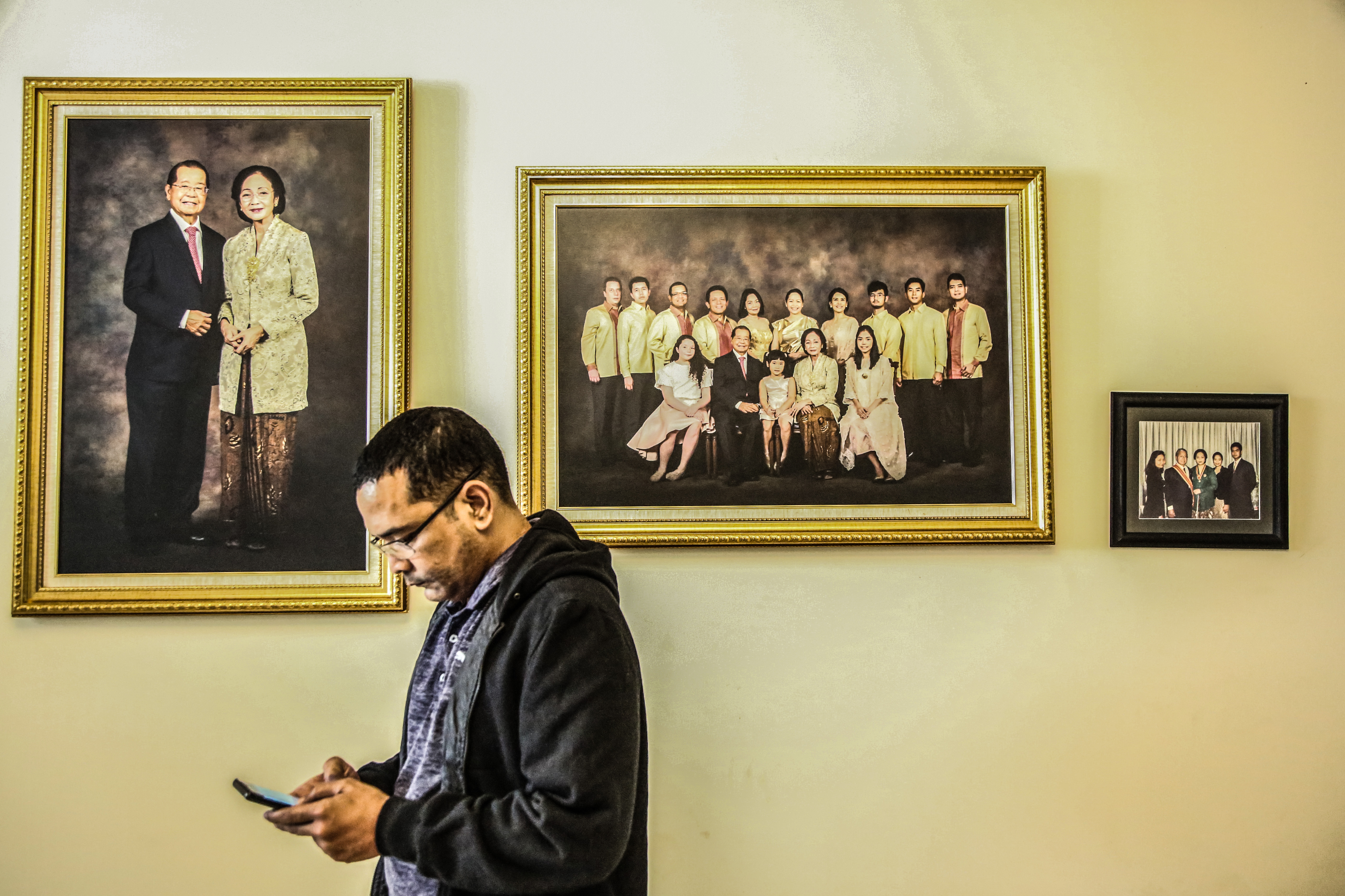 Foto keluarga Jenazah Mantan Menteri Tenaga Kerja era Presiden ke-2 RI Soeharto, Cosmas Batubara, di rumah duka, Jakarta, Kamis (8/8).