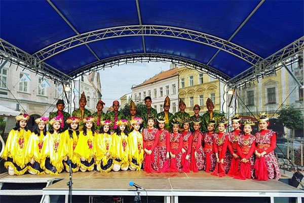 Siswa SMP Labschool Kebayoran saat tampil di Festival Musik dan Tarian Internasional di Praha, Ceko
