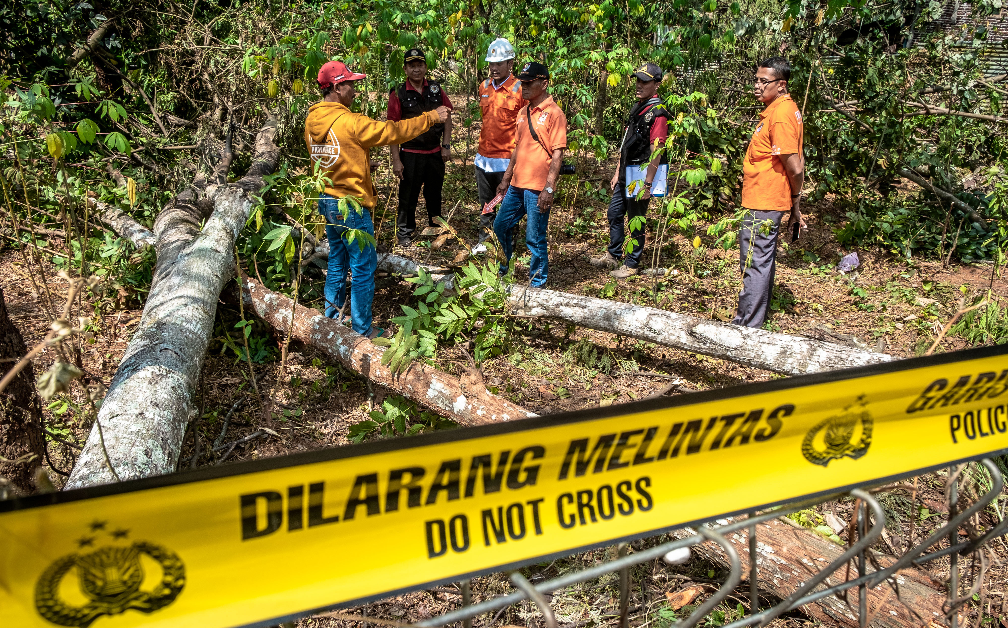 Akibat loncatan arus jaringan transmisi Saluran Udara Tegangan Ekstra TinggiÂ (SUTET) 500 kV interkoneksi Jawa-Bali yang melintang 