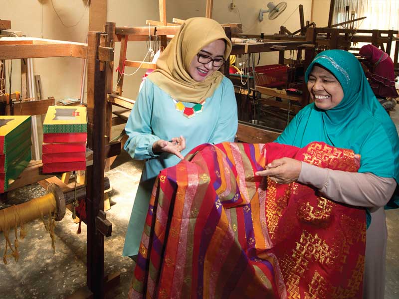 Wan Syamsinar, 64 tahun (kanan)