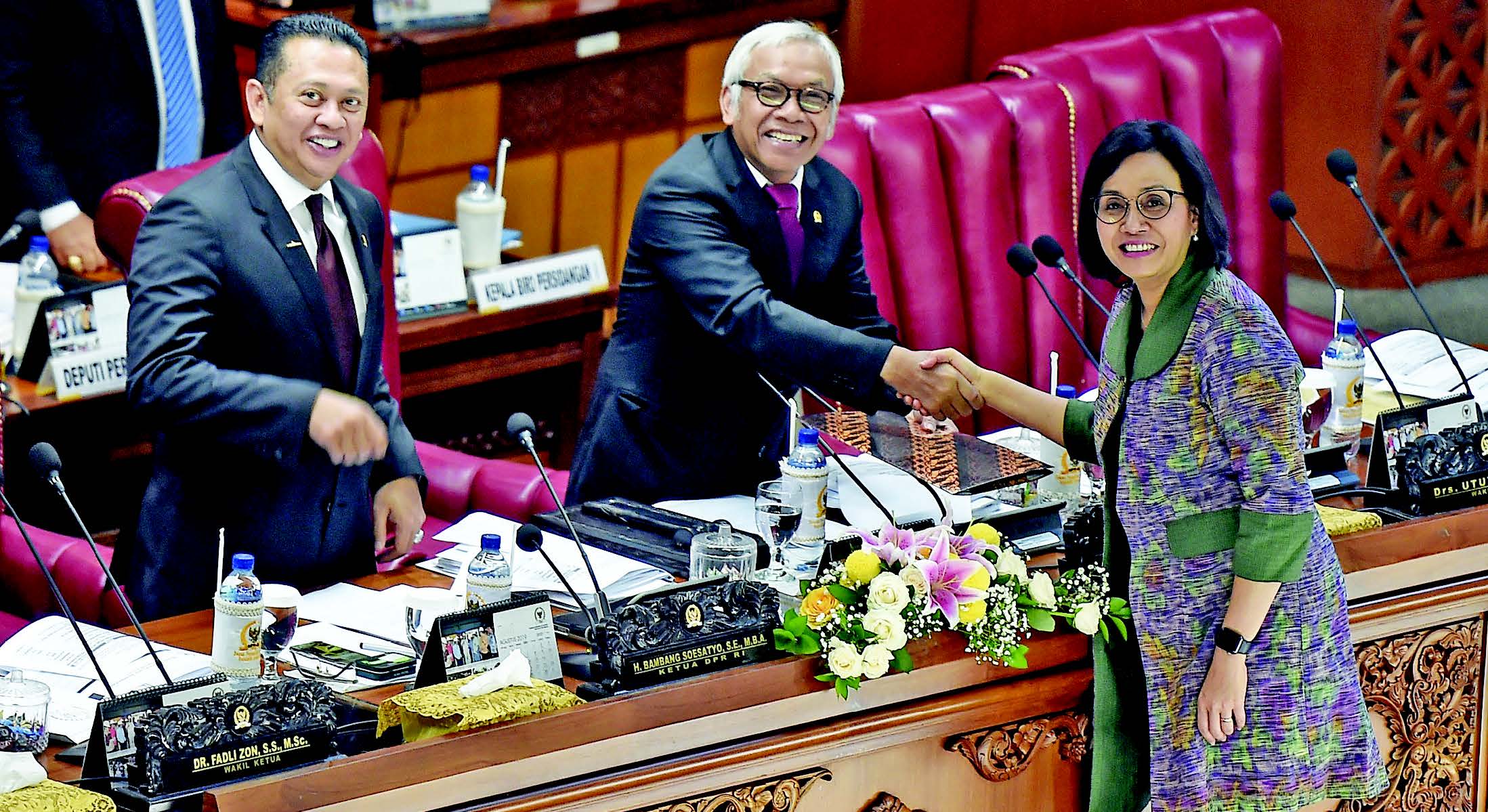 Menteri Keuangan Sri Mulyani Indrawati (kanan) memberikan draft tanggapan pemerintah atas pandangan fraksi-fraksi kepada Wakil Ketua DPR Agu