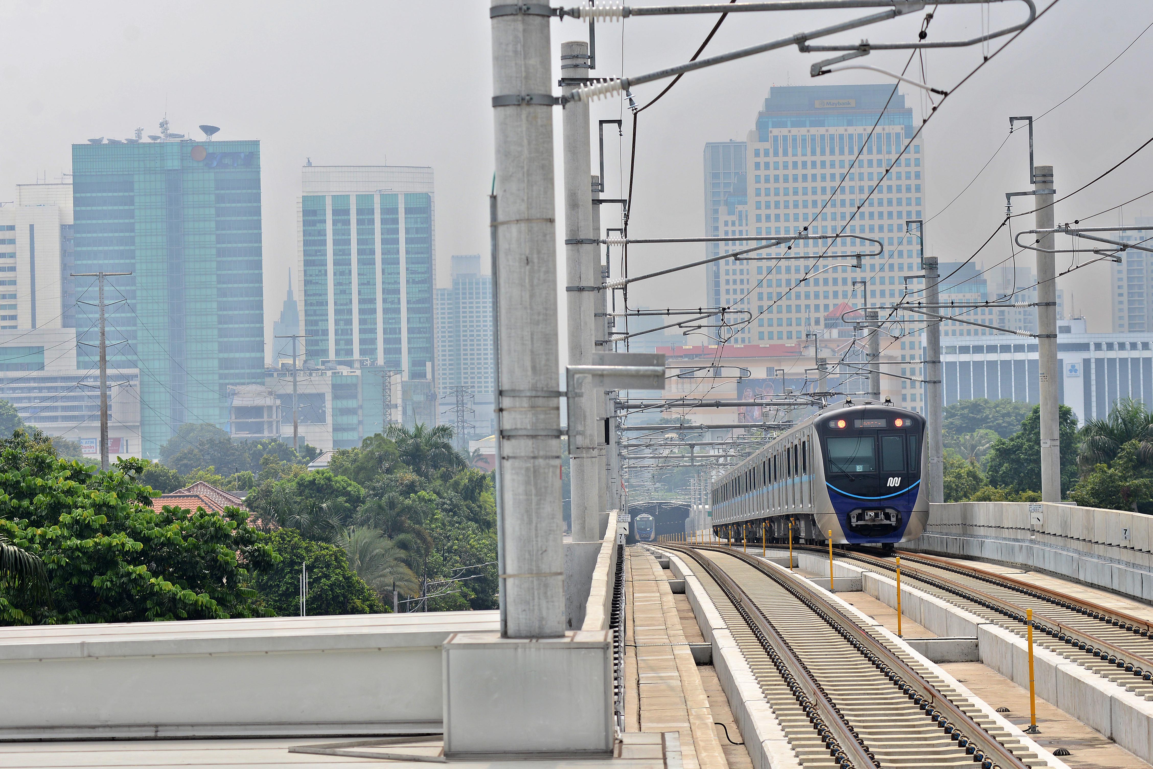 Akibat pemadaman listrik, MRT terhenti di tengah perjalanan.  