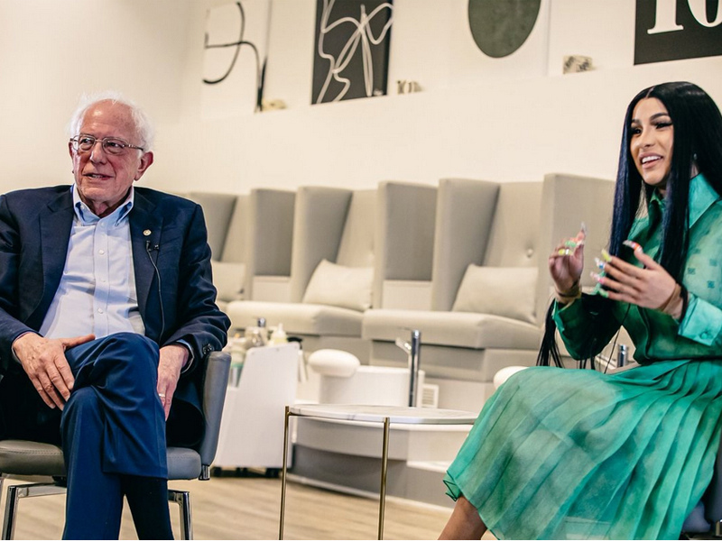 Bernie Sanders (kiri) bersama Cardi B